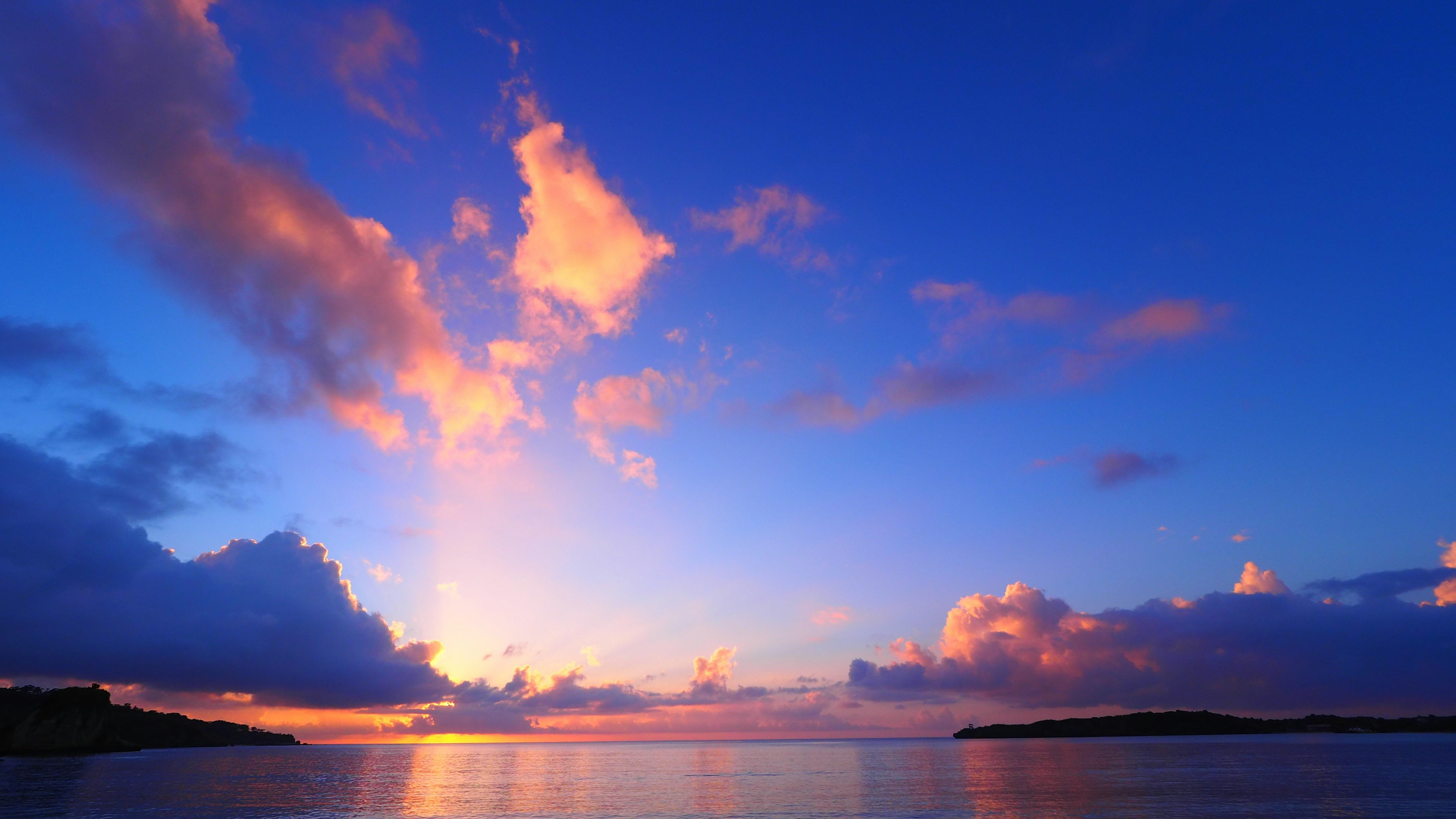 Magnifico cielo al tramonto con riflessi sull'acqua