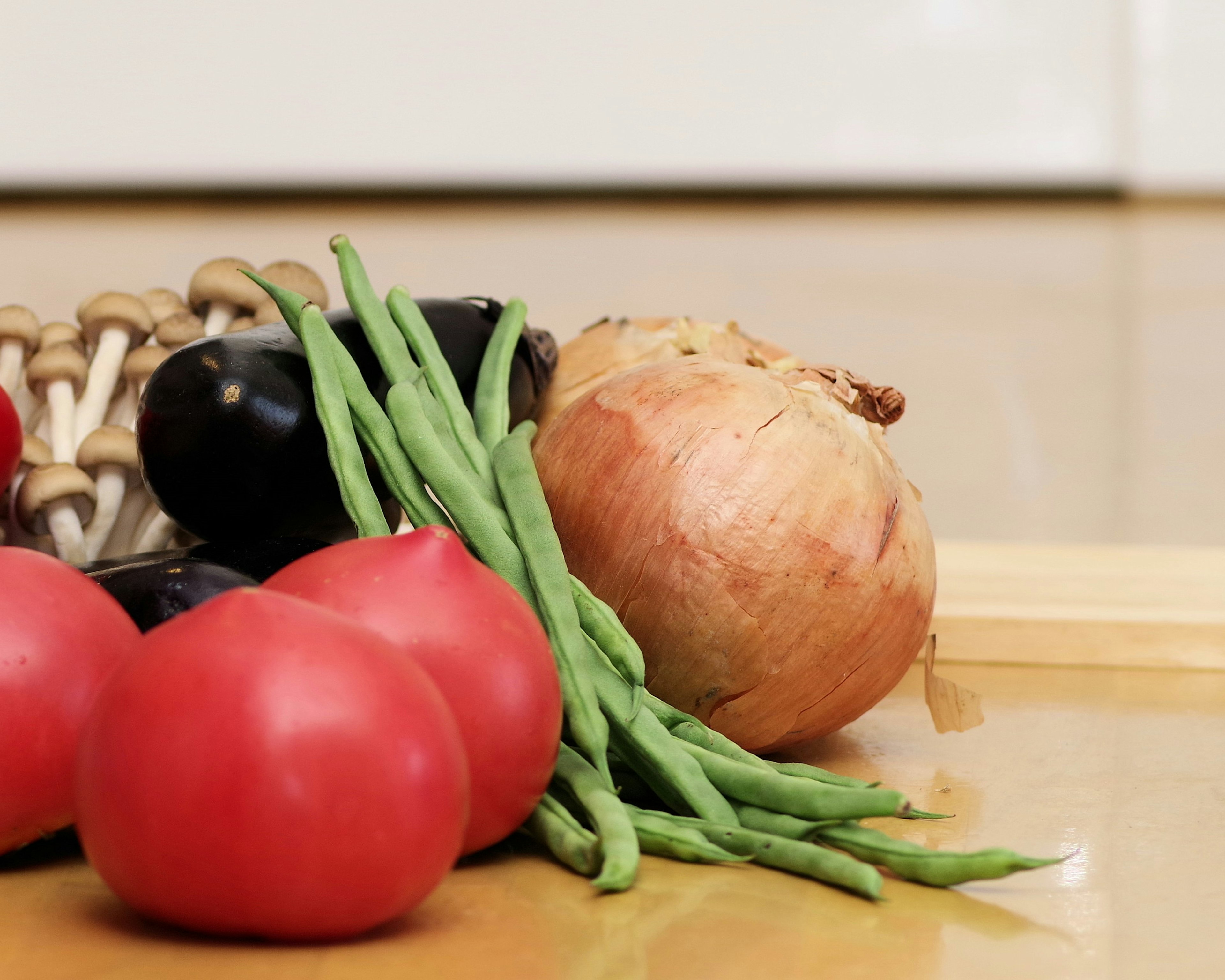 Conjunto fresco de verduras que incluye tomates rojos judías verdes cebolla y berenjena negra