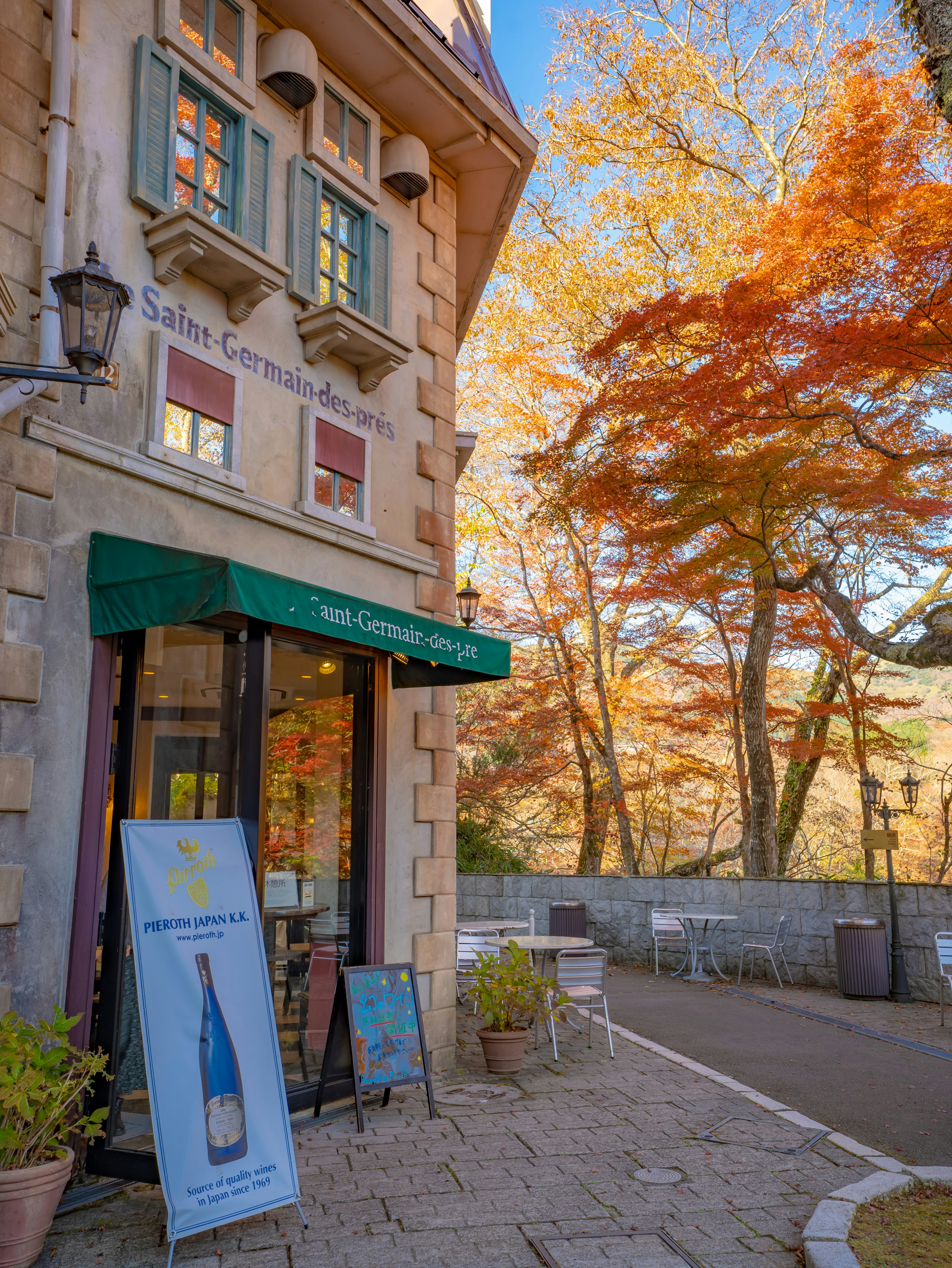 美しい秋の色合いの中にあるカフェの外観と看板