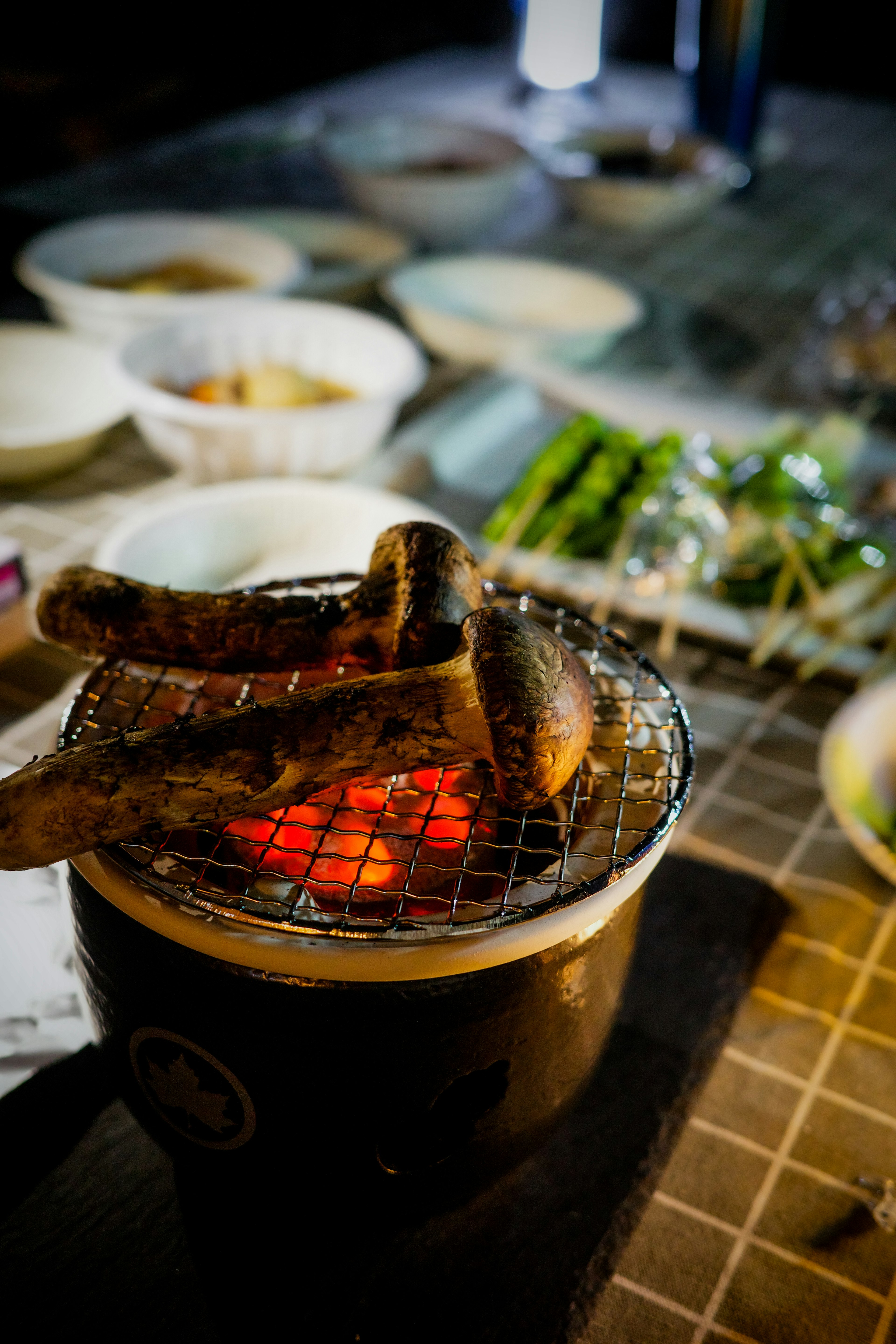 バーベキューグリルの上で焼かれている肉と赤い炭の上にあるグリル