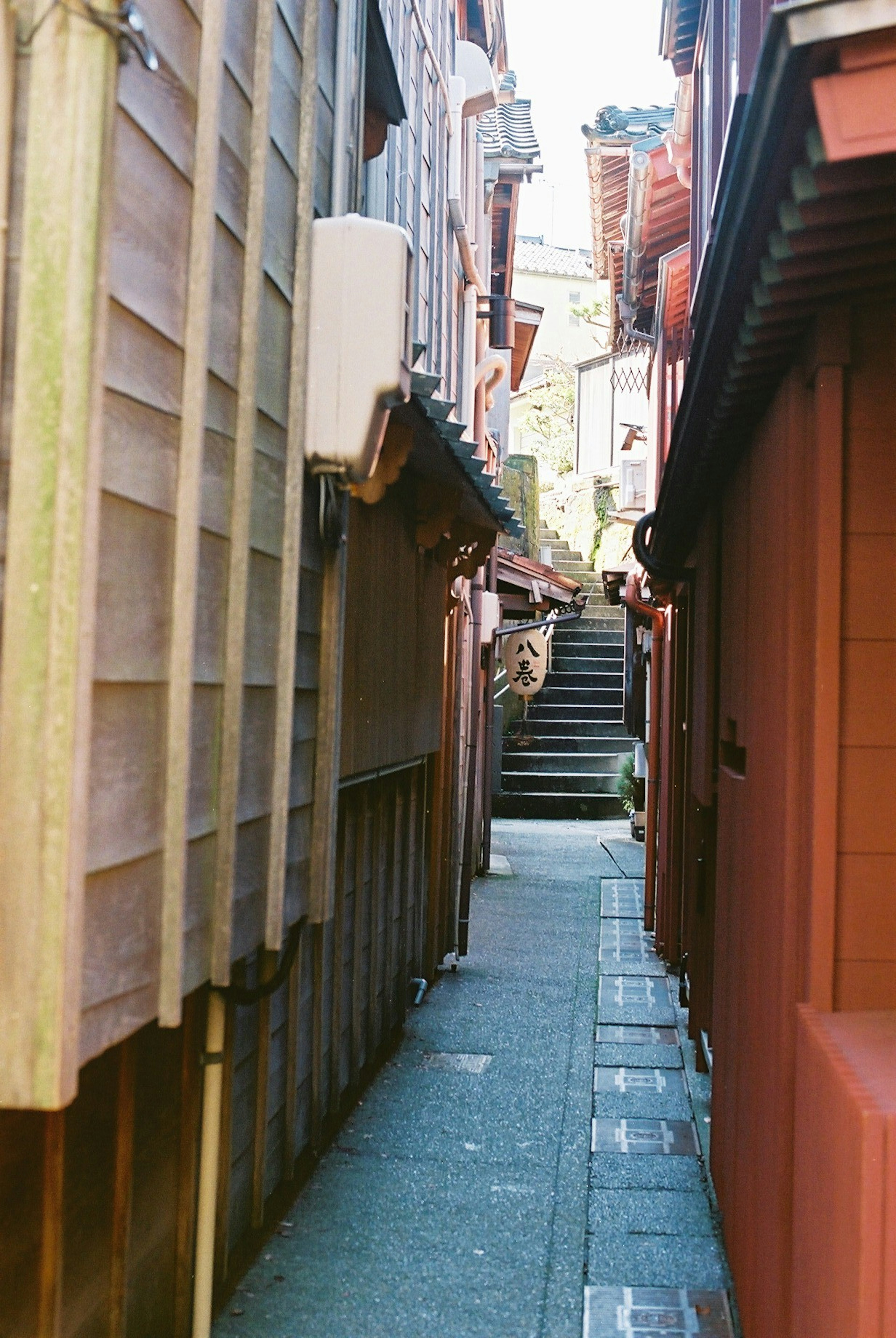 Callejón estrecho con escaleras en una ciudad japonesa tradicional