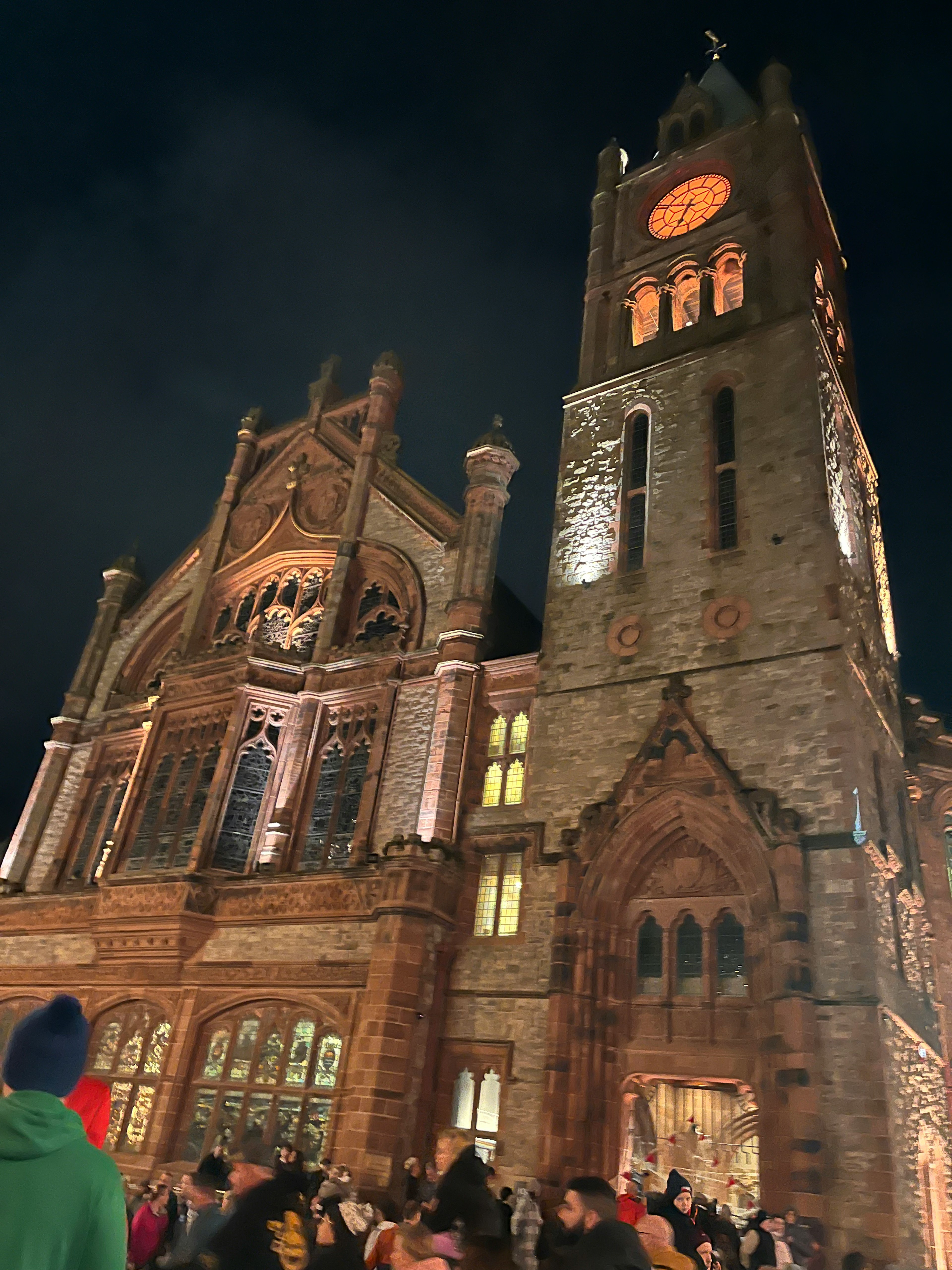 Vue extérieure d'un bâtiment historique illuminé la nuit