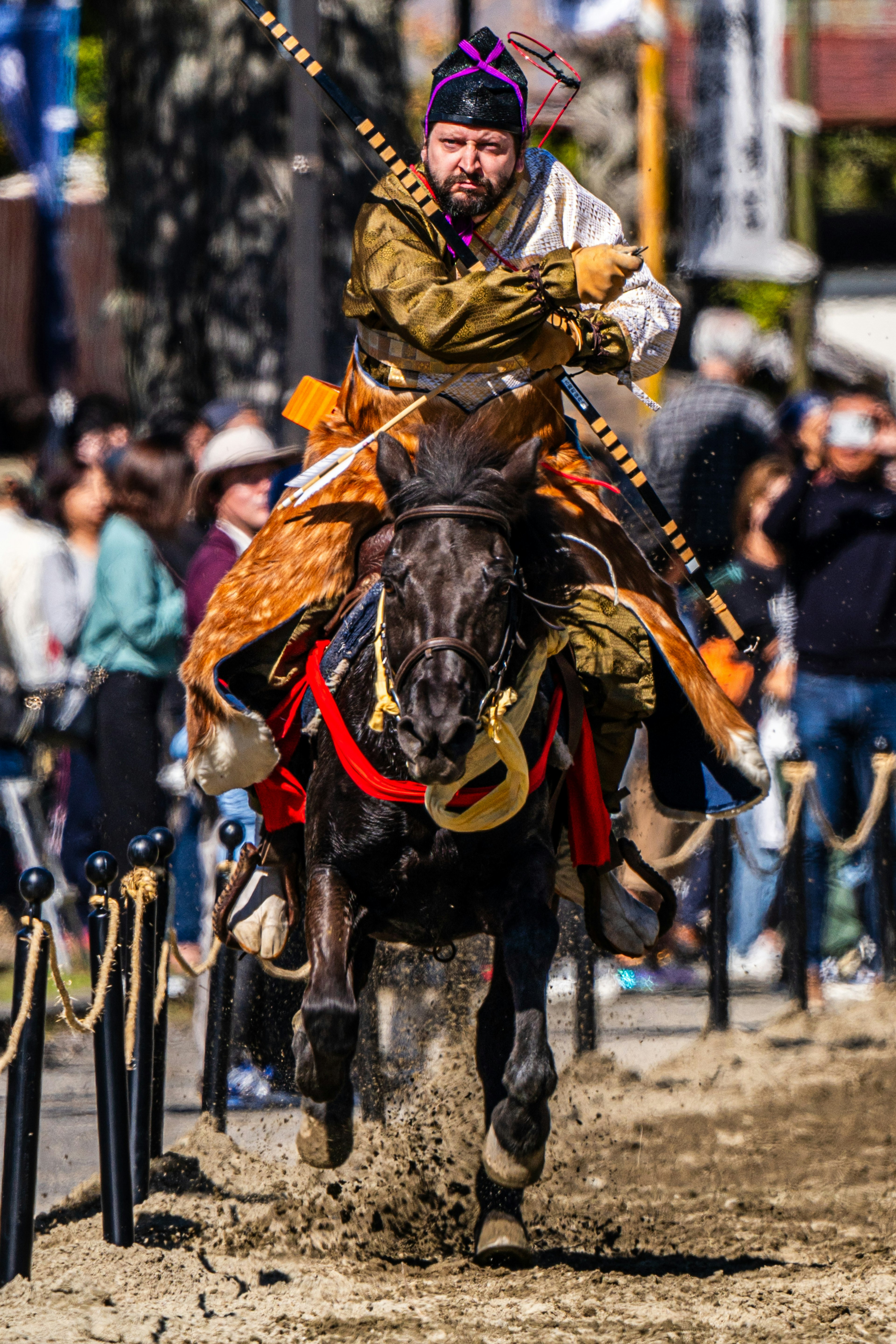 Un samurai a cavallo durante un festival tradizionale