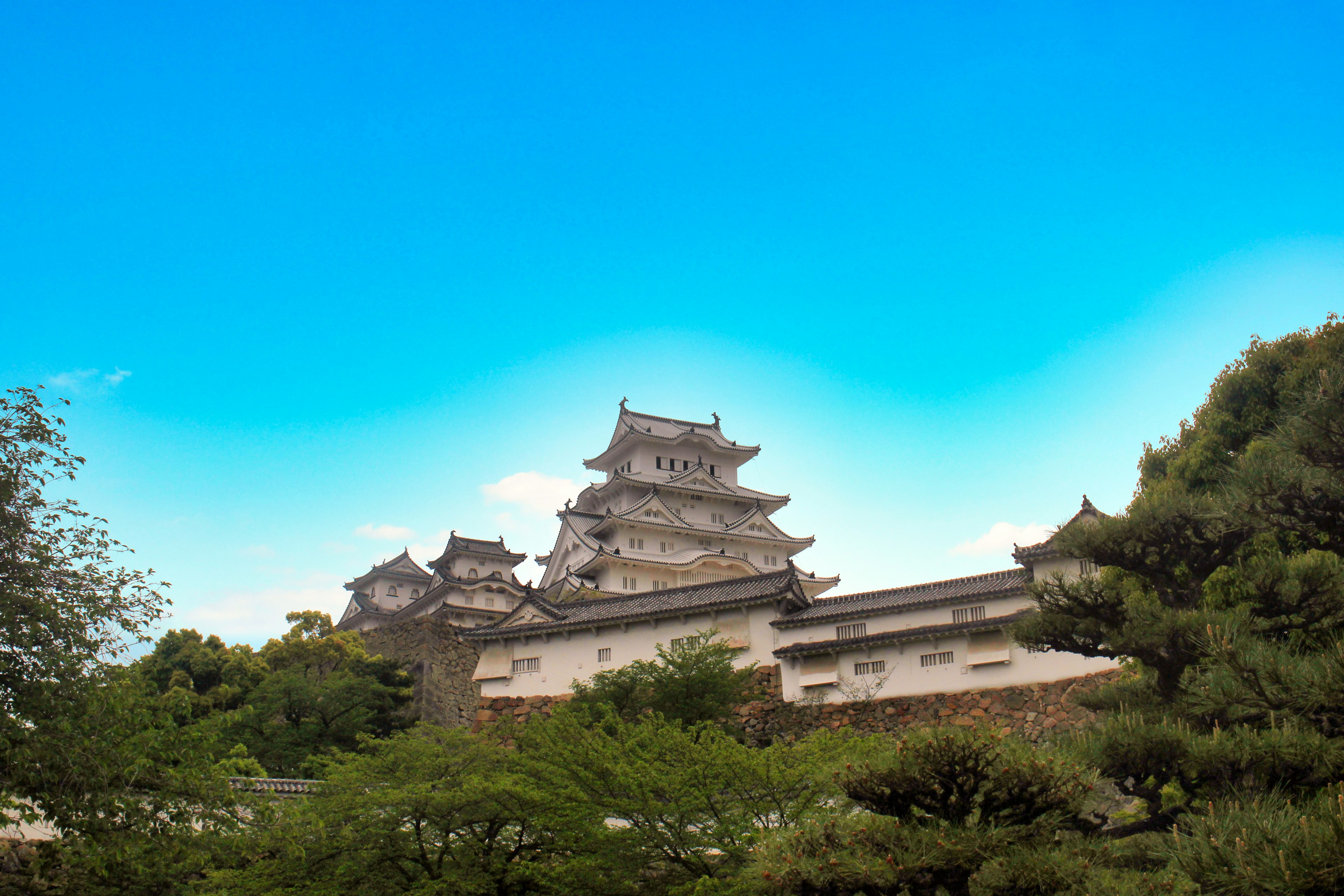 Kastil Himeji dengan pemandangan indah dan langit biru