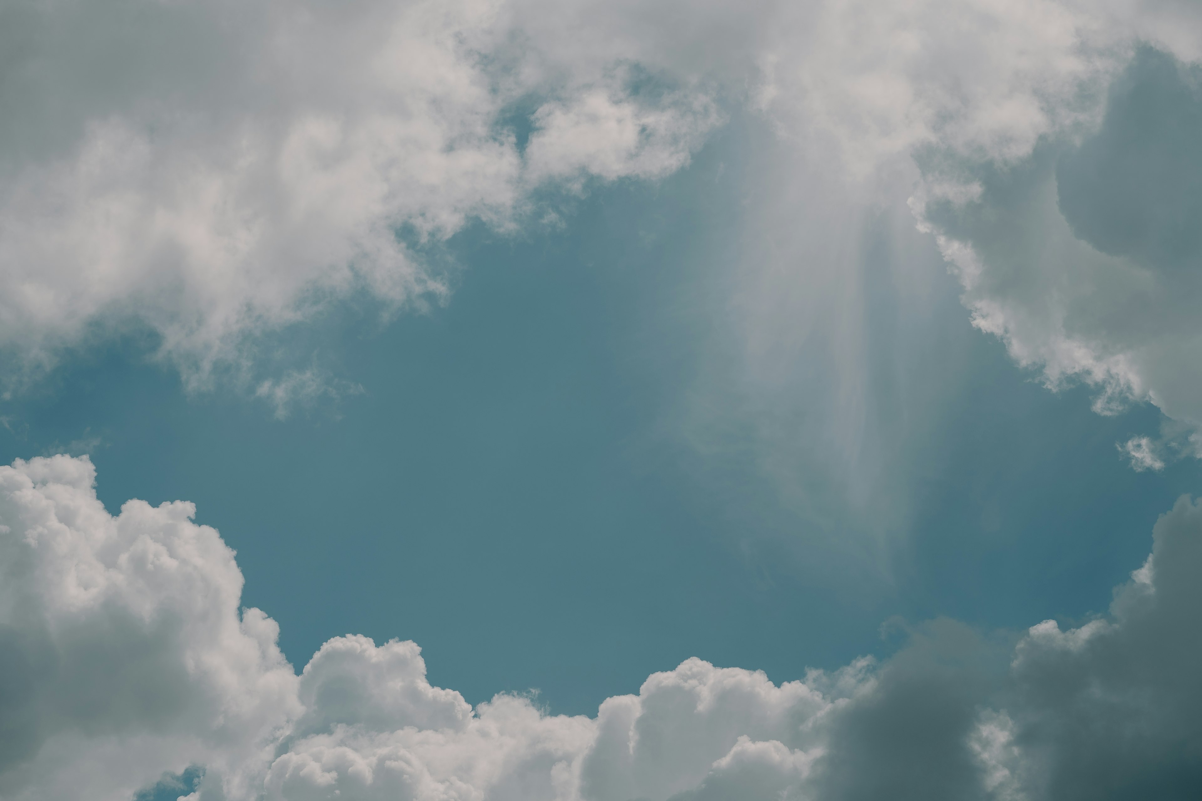 Abertura en las nubes que revela un cielo azul