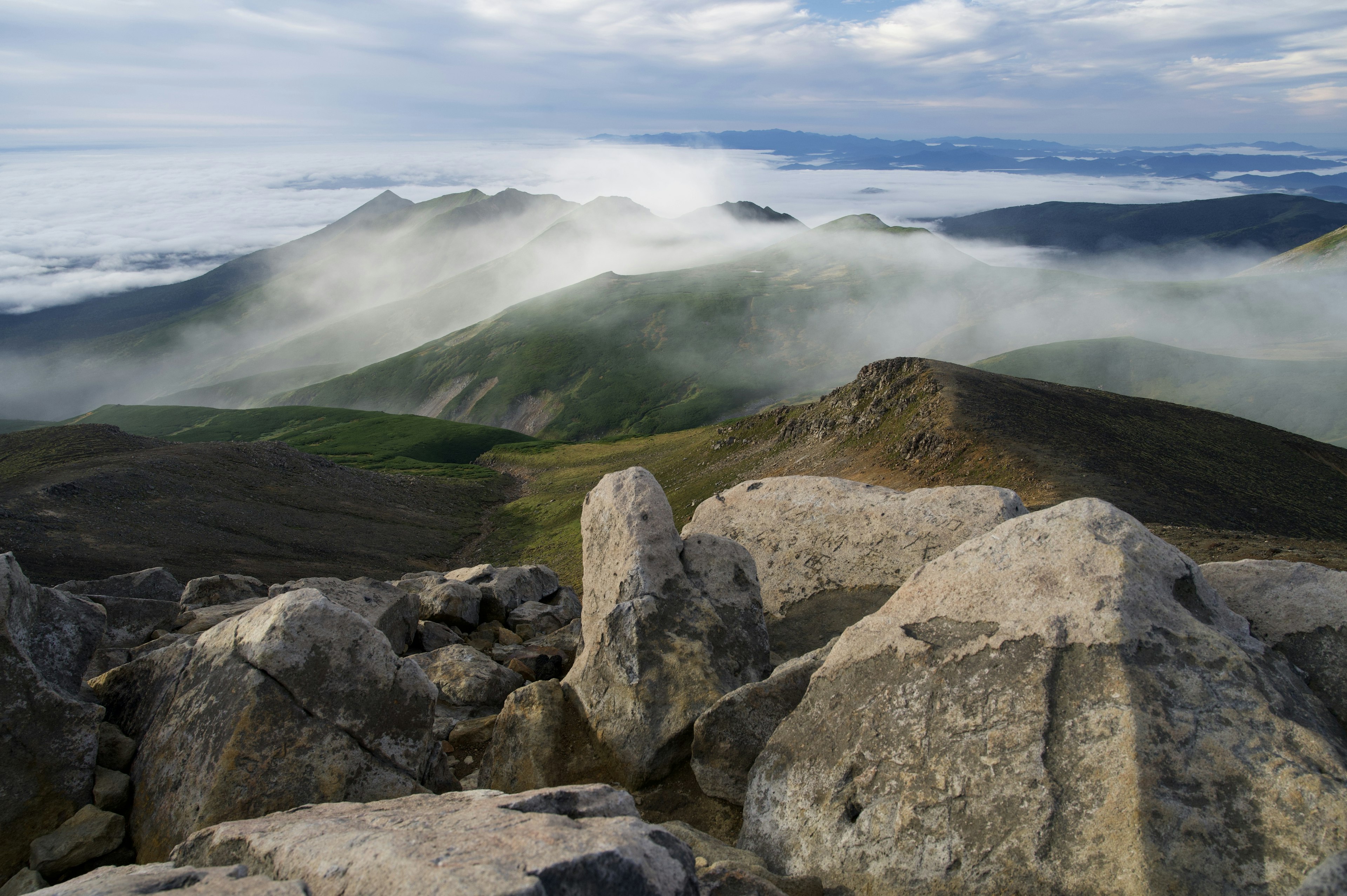 Paisaje majestuoso desde la cima de la montaña con mar de nubes