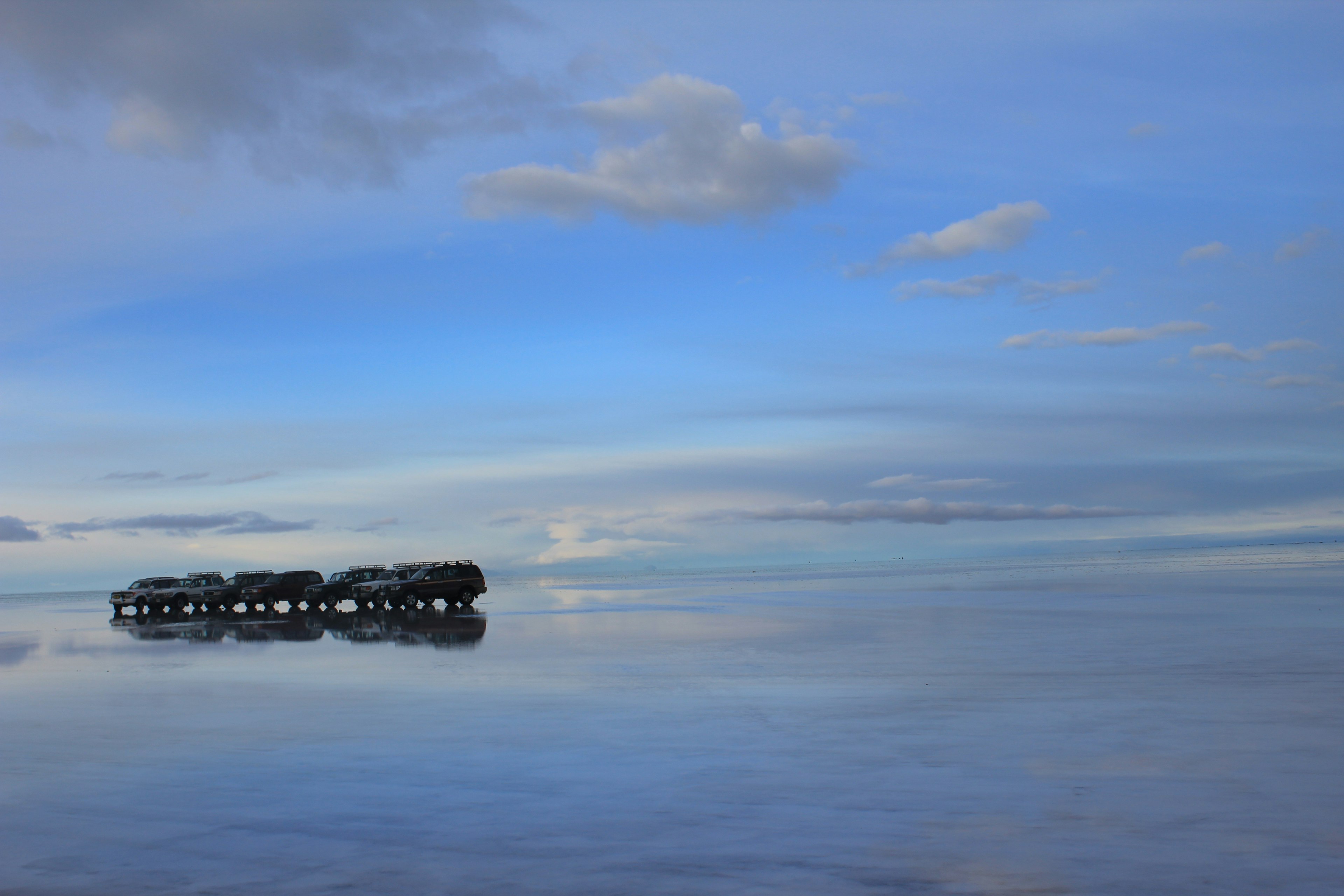 Un petit jetée contre un ciel bleu serein et un reflet sur l'eau