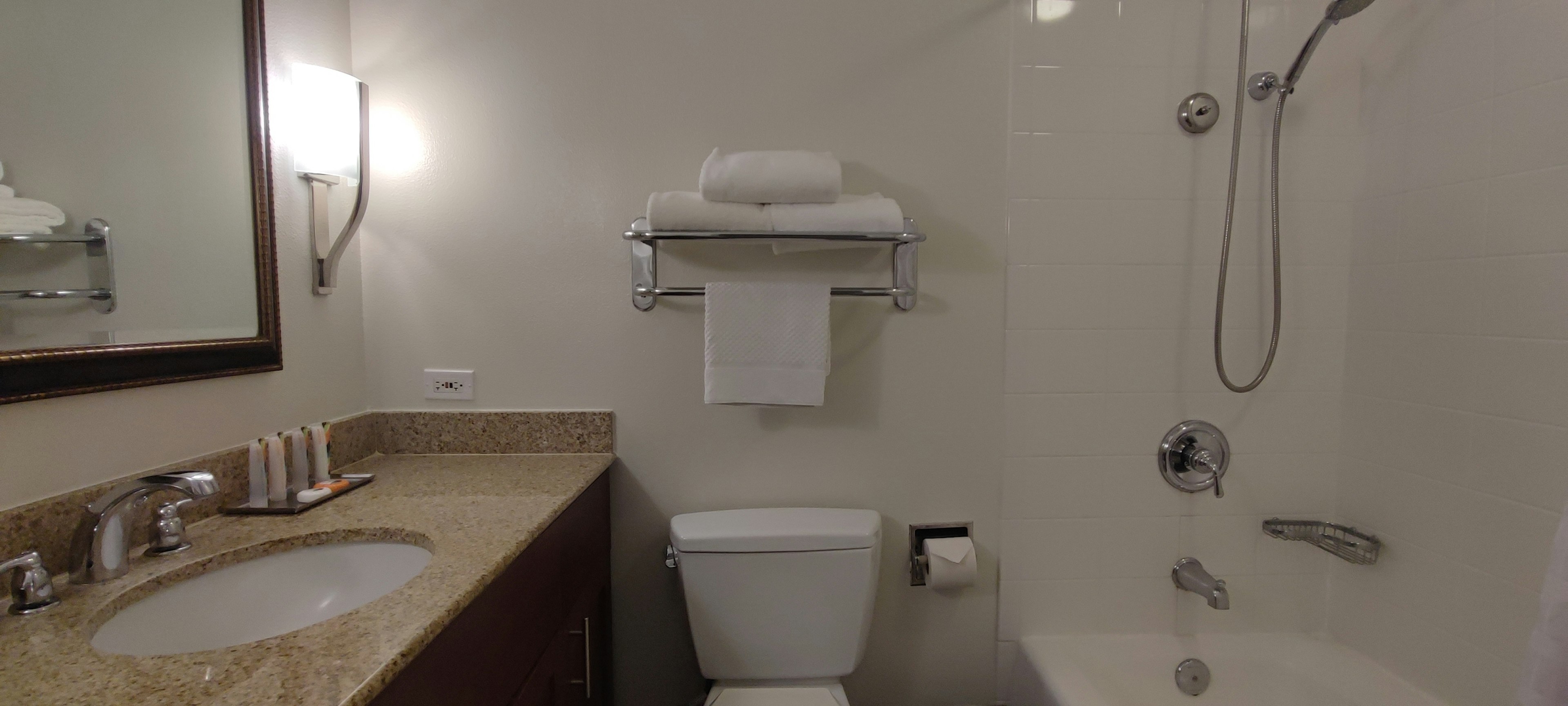 Salle de bain simple et propre avec des toilettes blanches et un lavabo