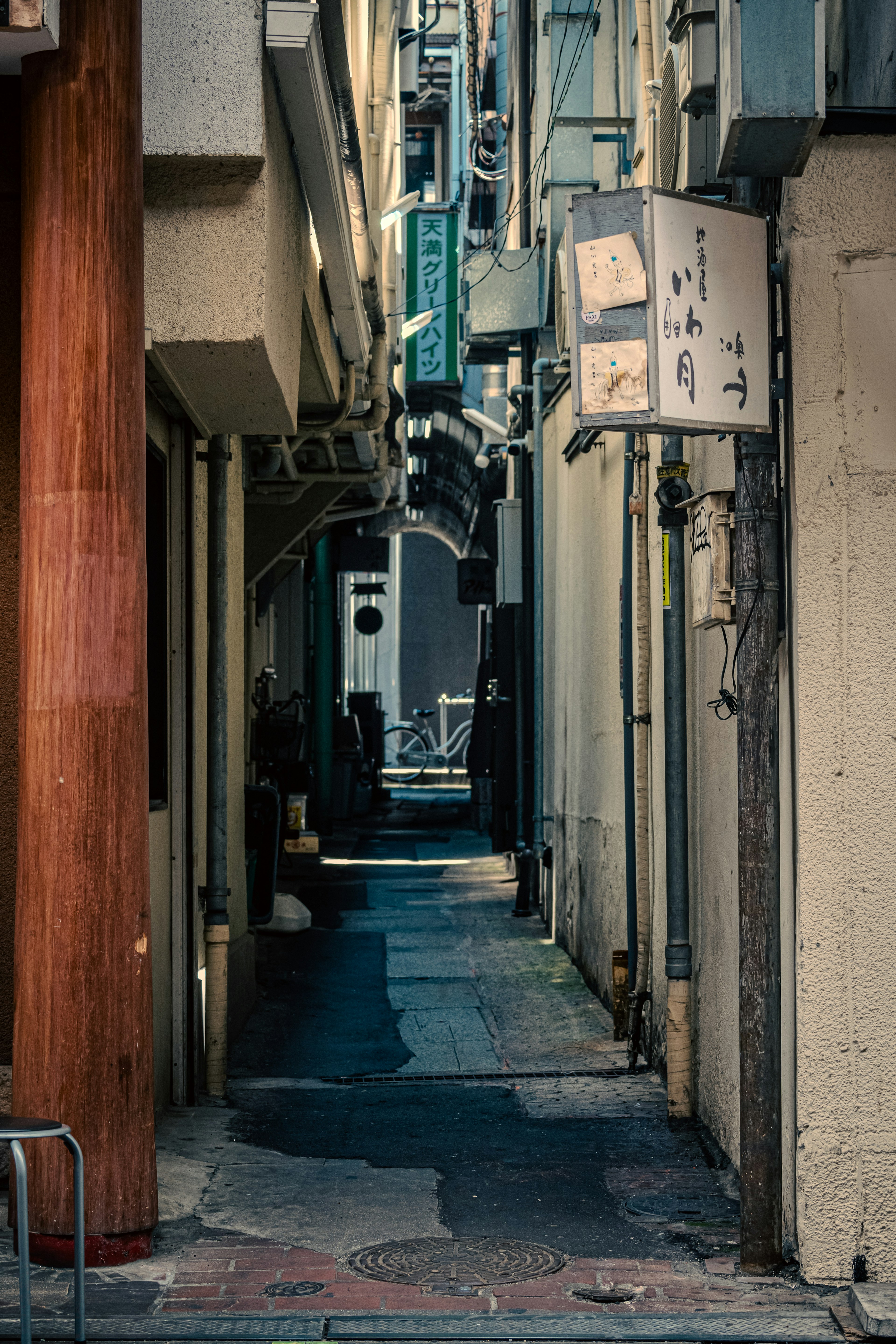 Enge Gasse mit bunten Wänden und Schildern