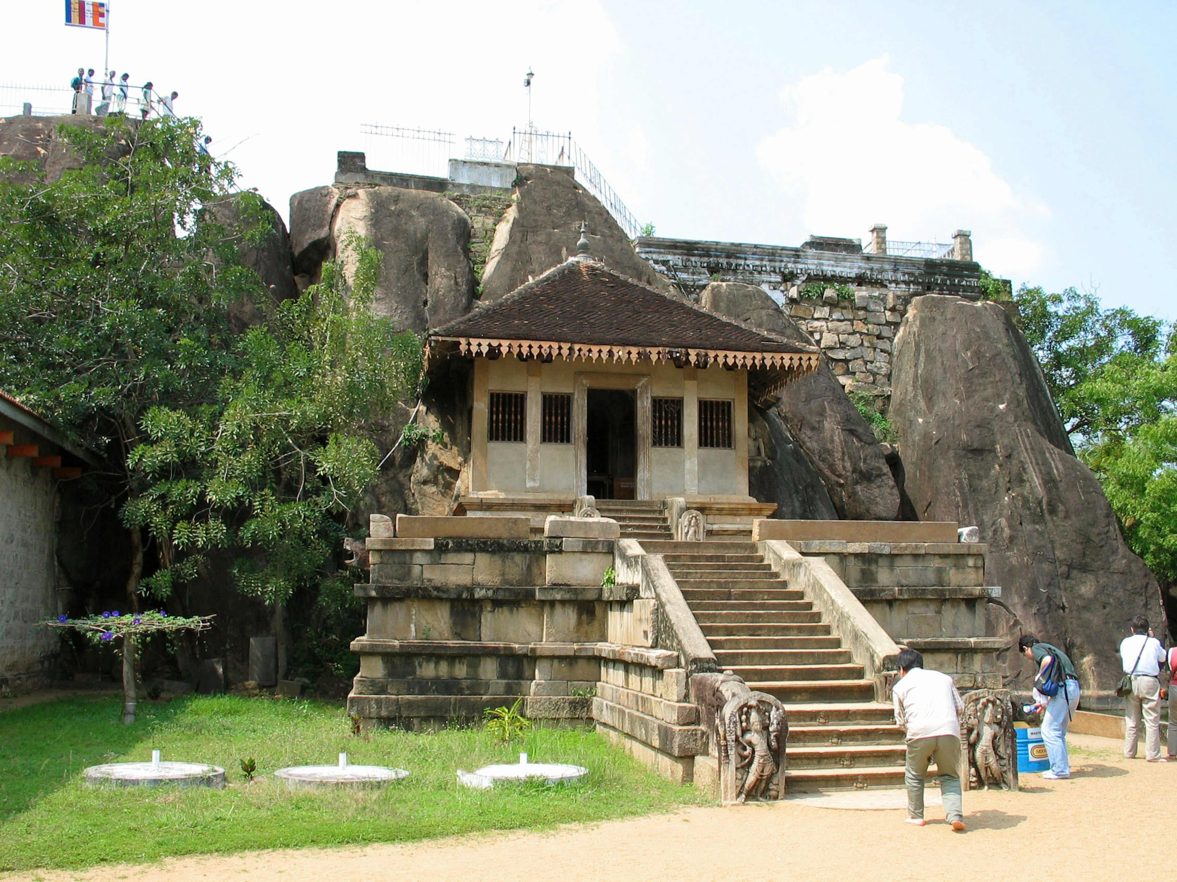 โครงสร้างวัดโบราณที่มีหินล้อมรอบพร้อมบันไดหินที่โดดเด่น