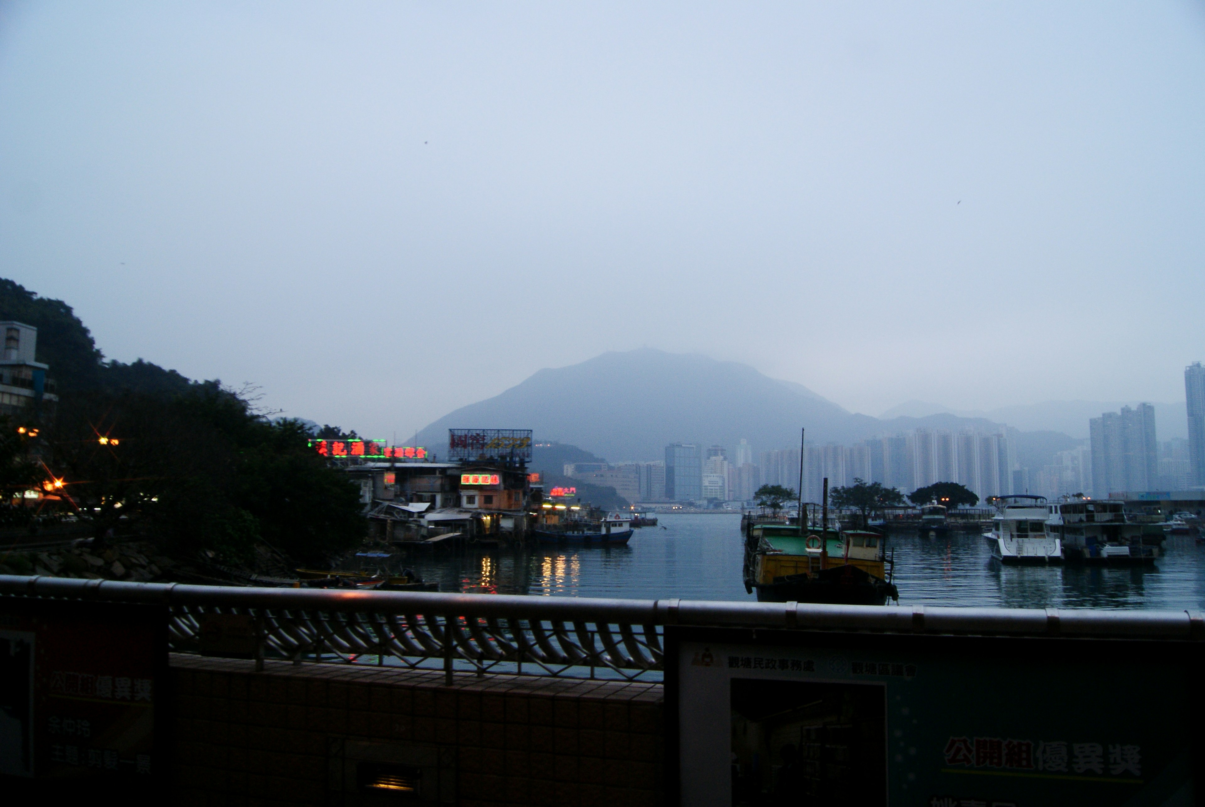 霧に包まれた山と静かな港の風景