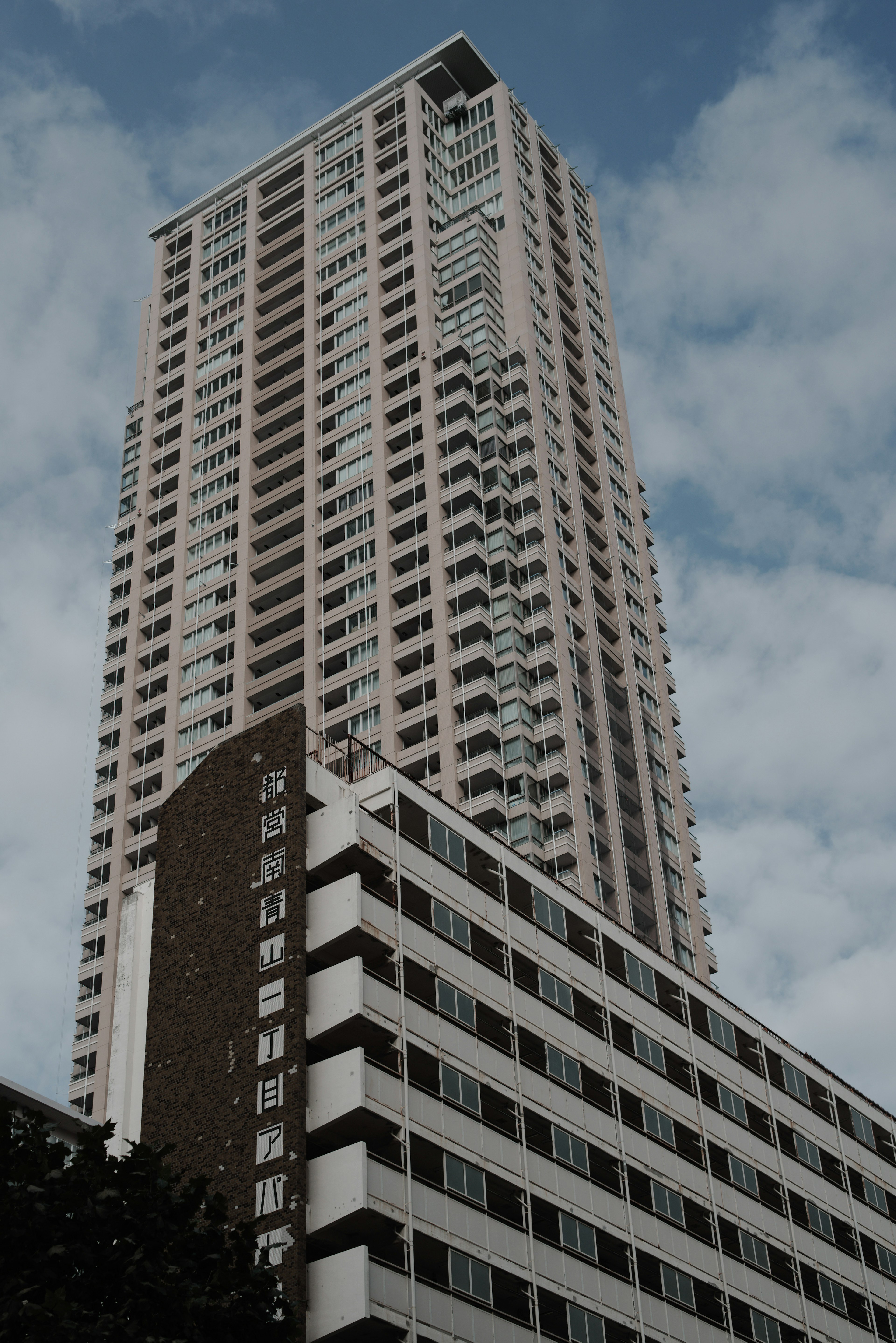 Un alto edificio sotto un cielo blu con nuvole