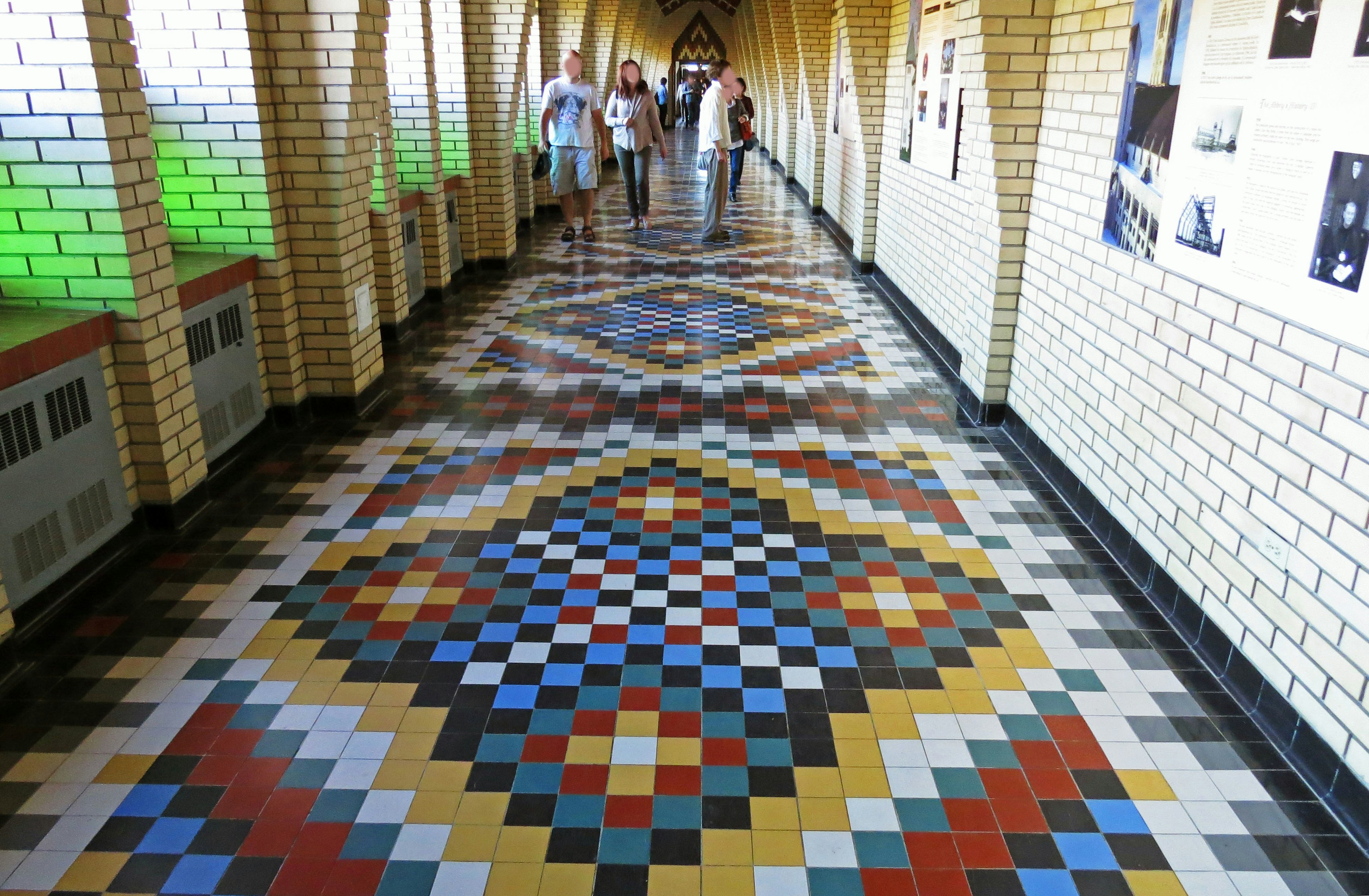 Suelo de azulejos coloridos en un pasillo con personas caminando