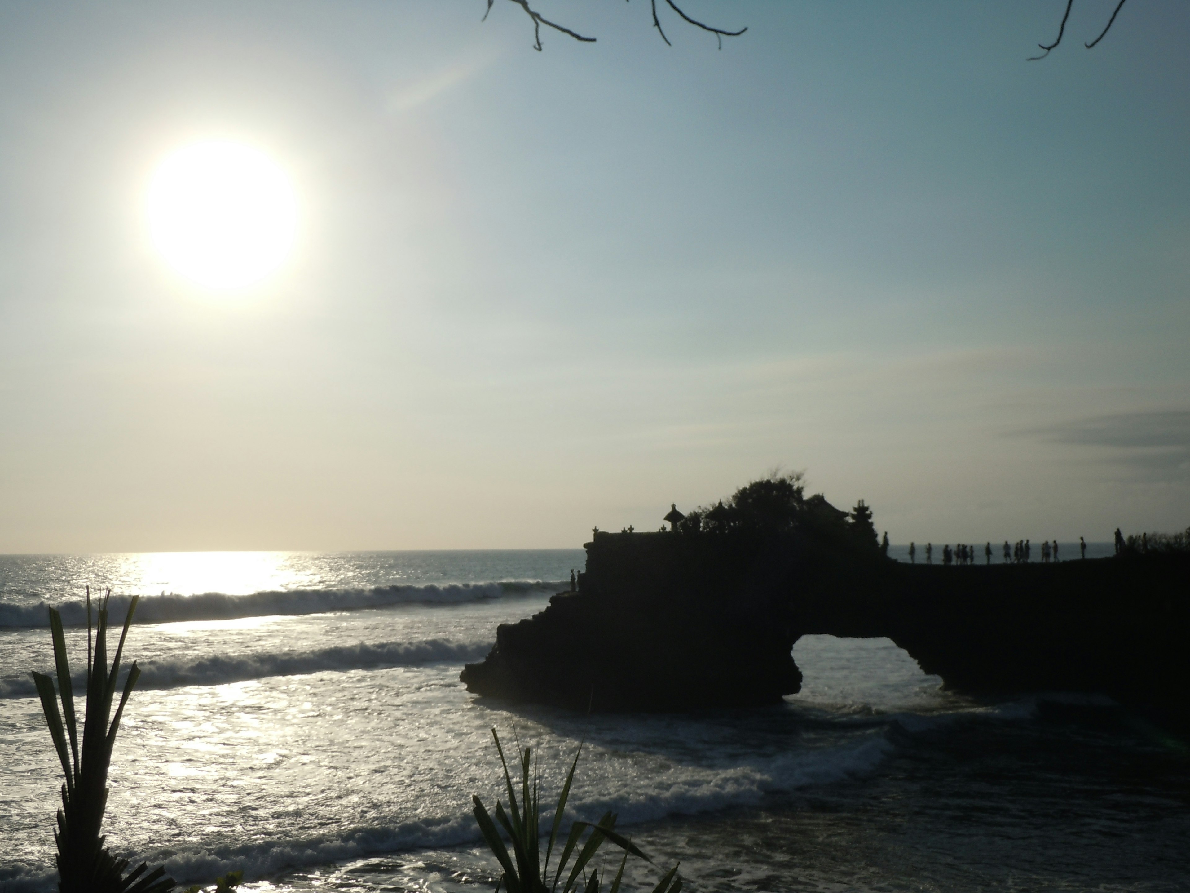 美麗的海灘景色，日落和岩石拱門在背景中