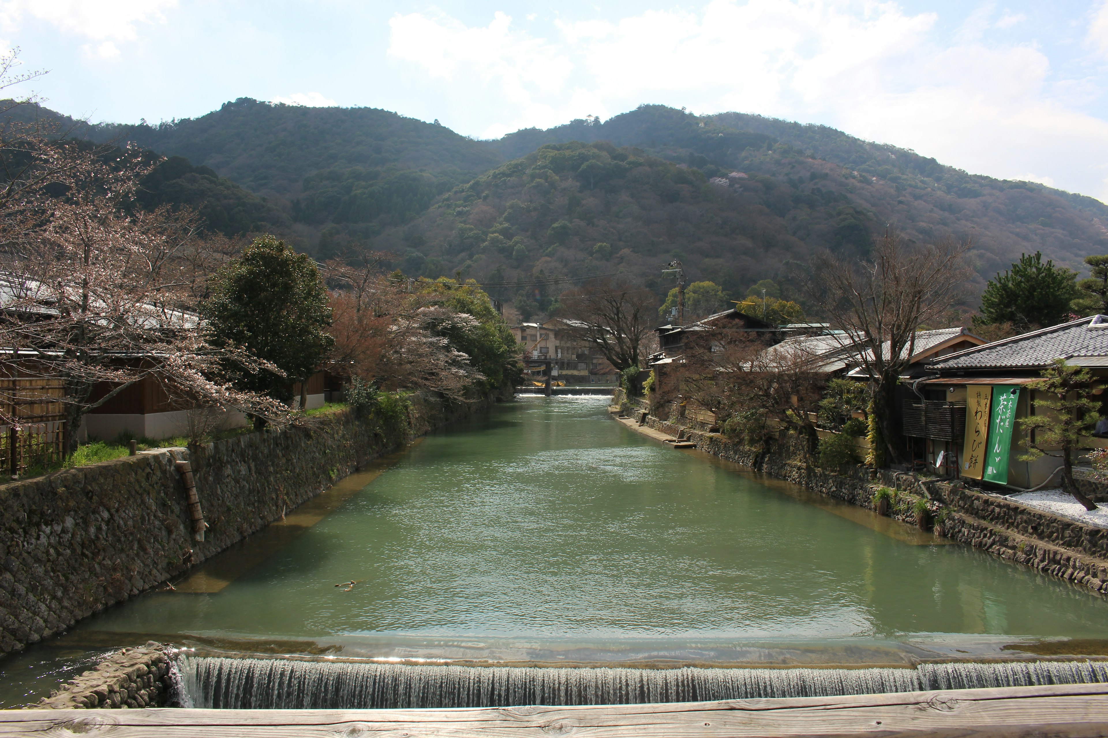 一个宁静的河流景观与山脉在一个日本村庄