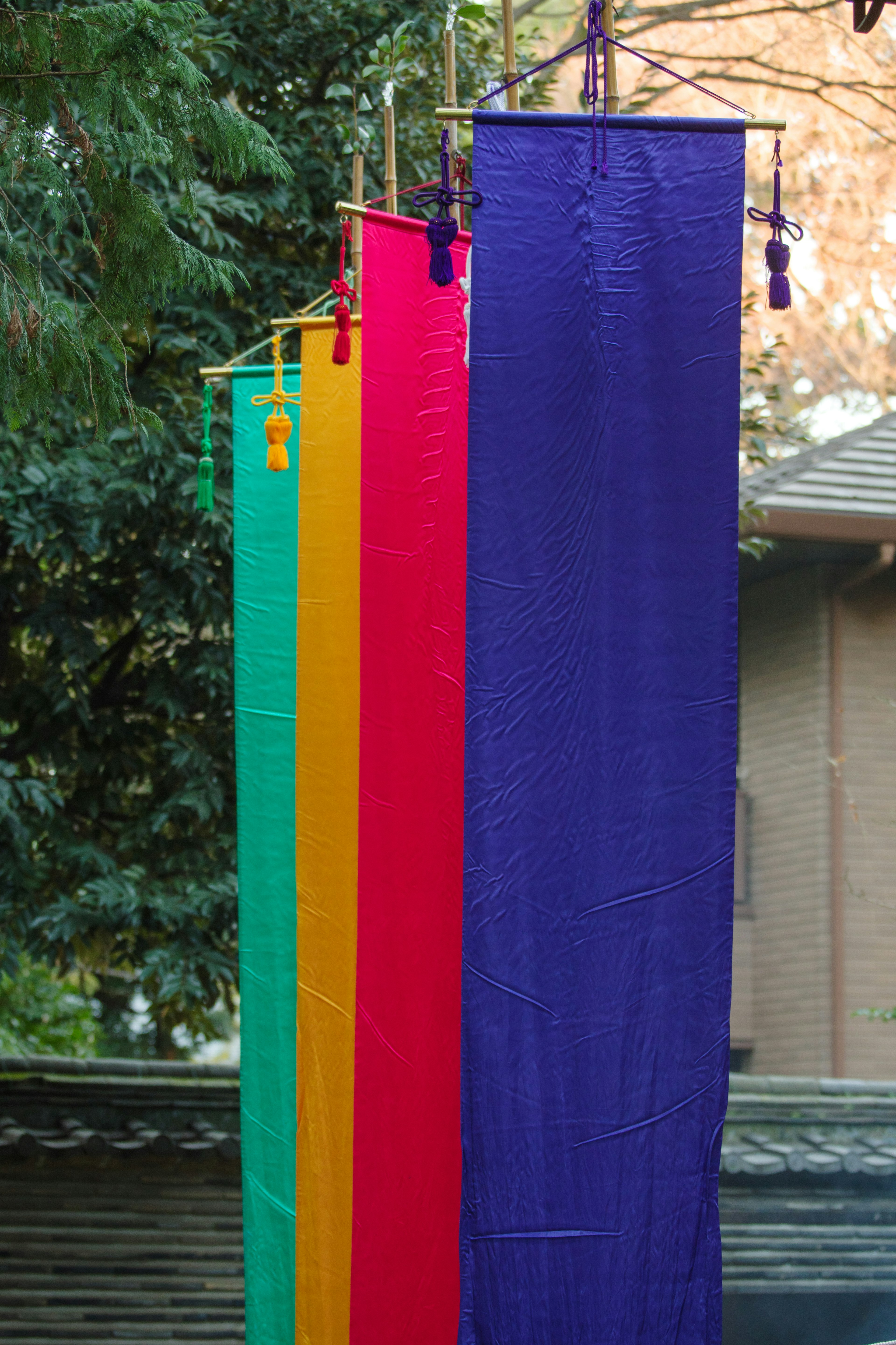 Banderas verticales coloridas colgadas al aire libre