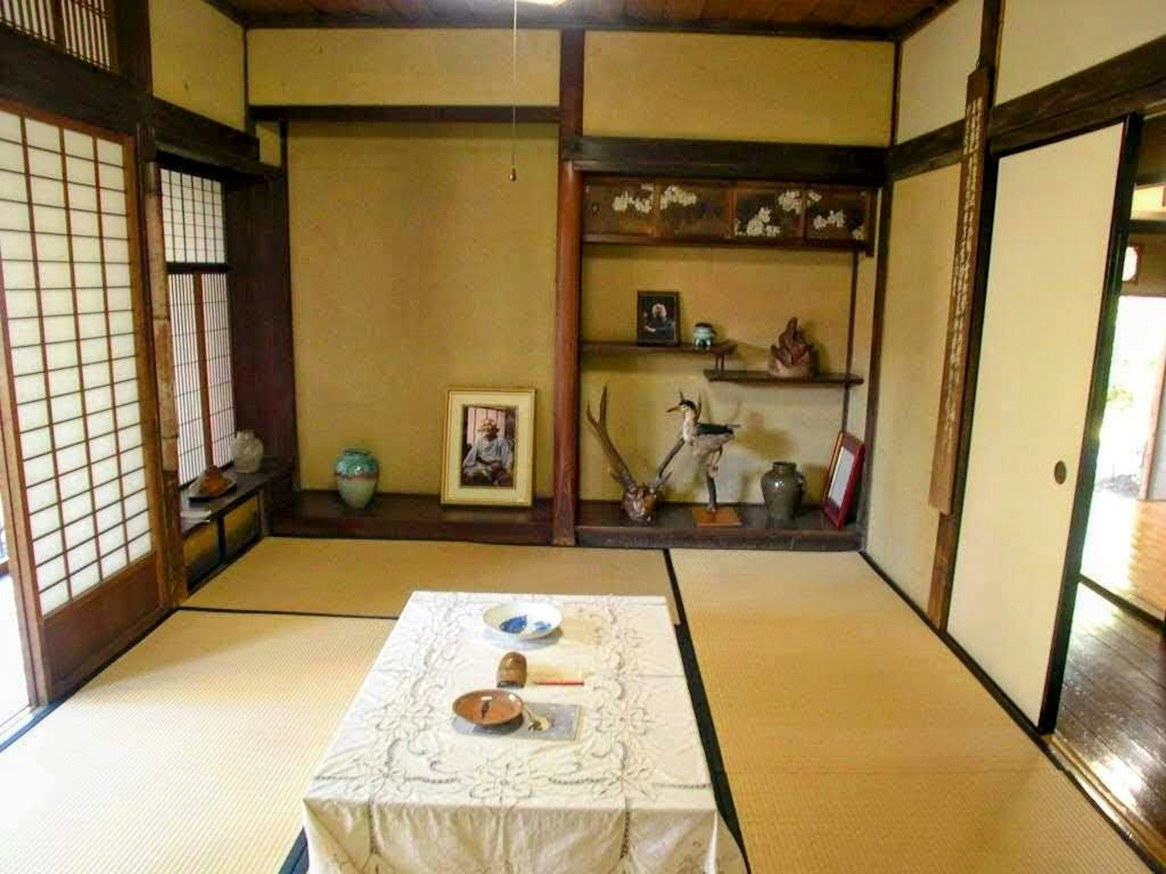 Minimalistisches japanisches Zimmer mit Tatami-Boden und Holzregalen