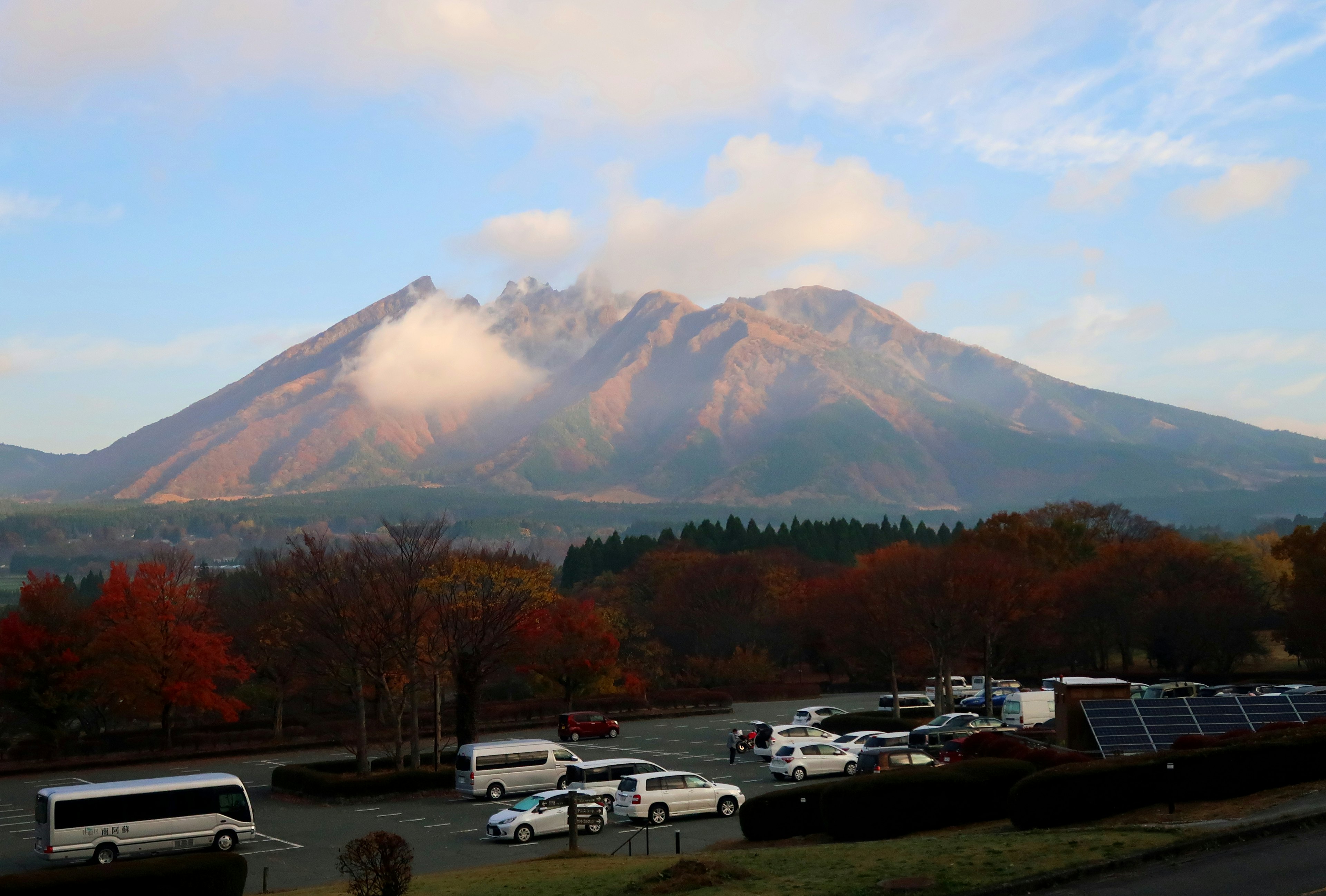 美しい山の風景と駐車場の車両