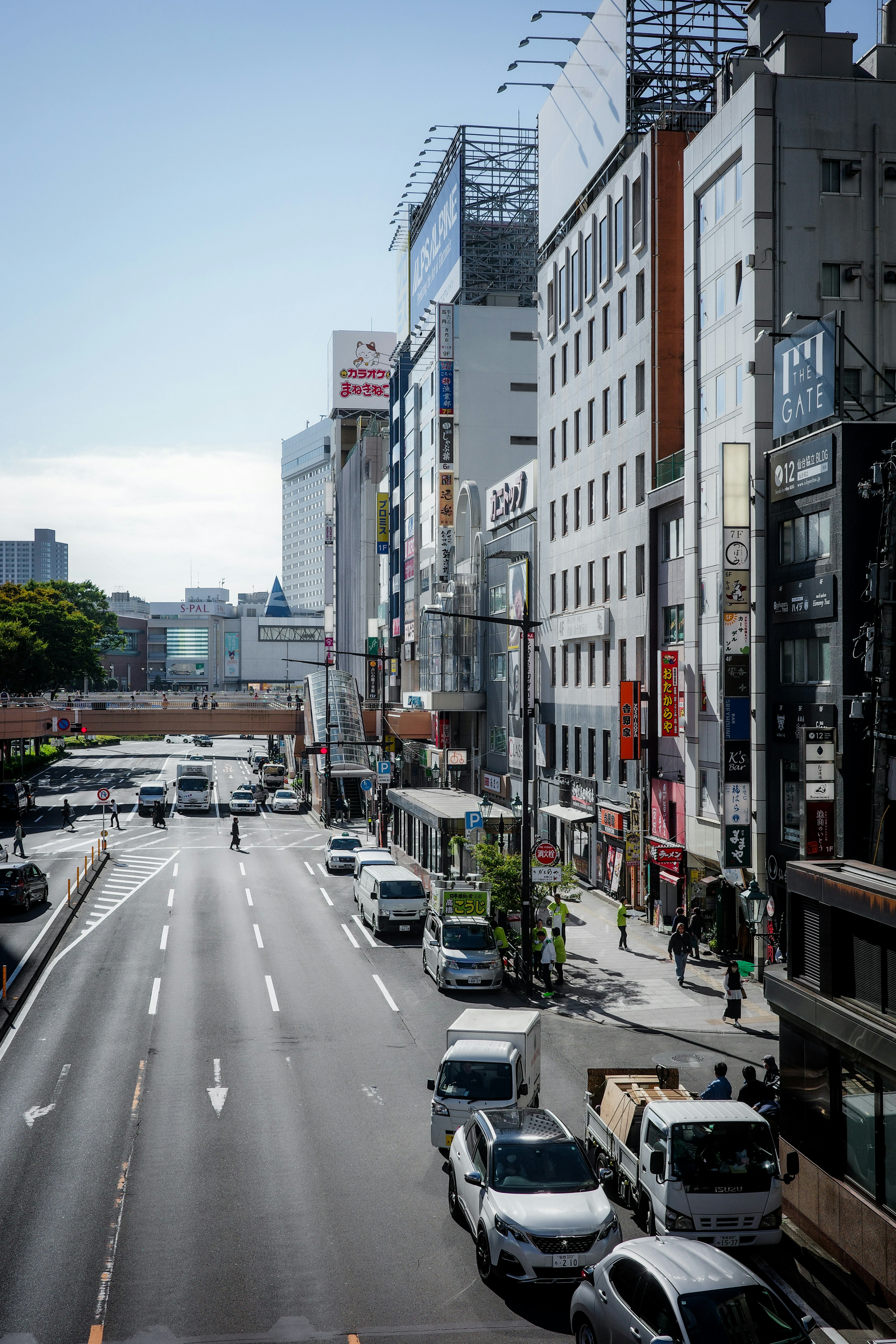 東京街道的景觀與建築和車輛