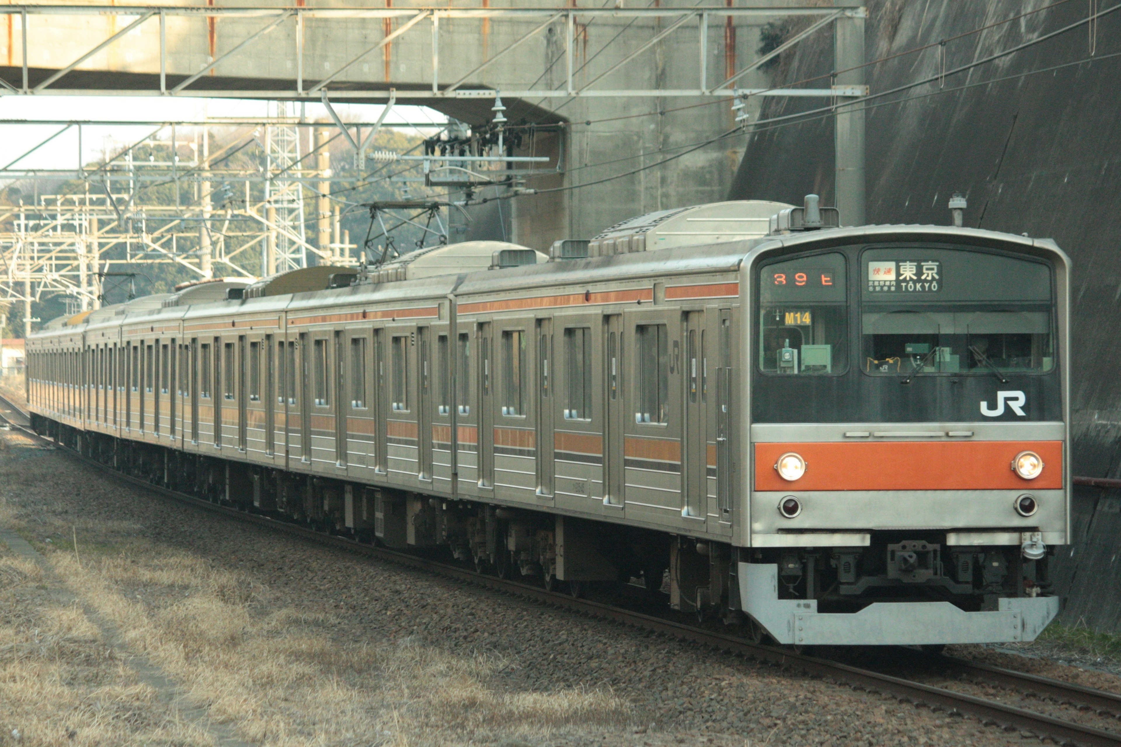 Train de banlieue JR circulant sur les voies