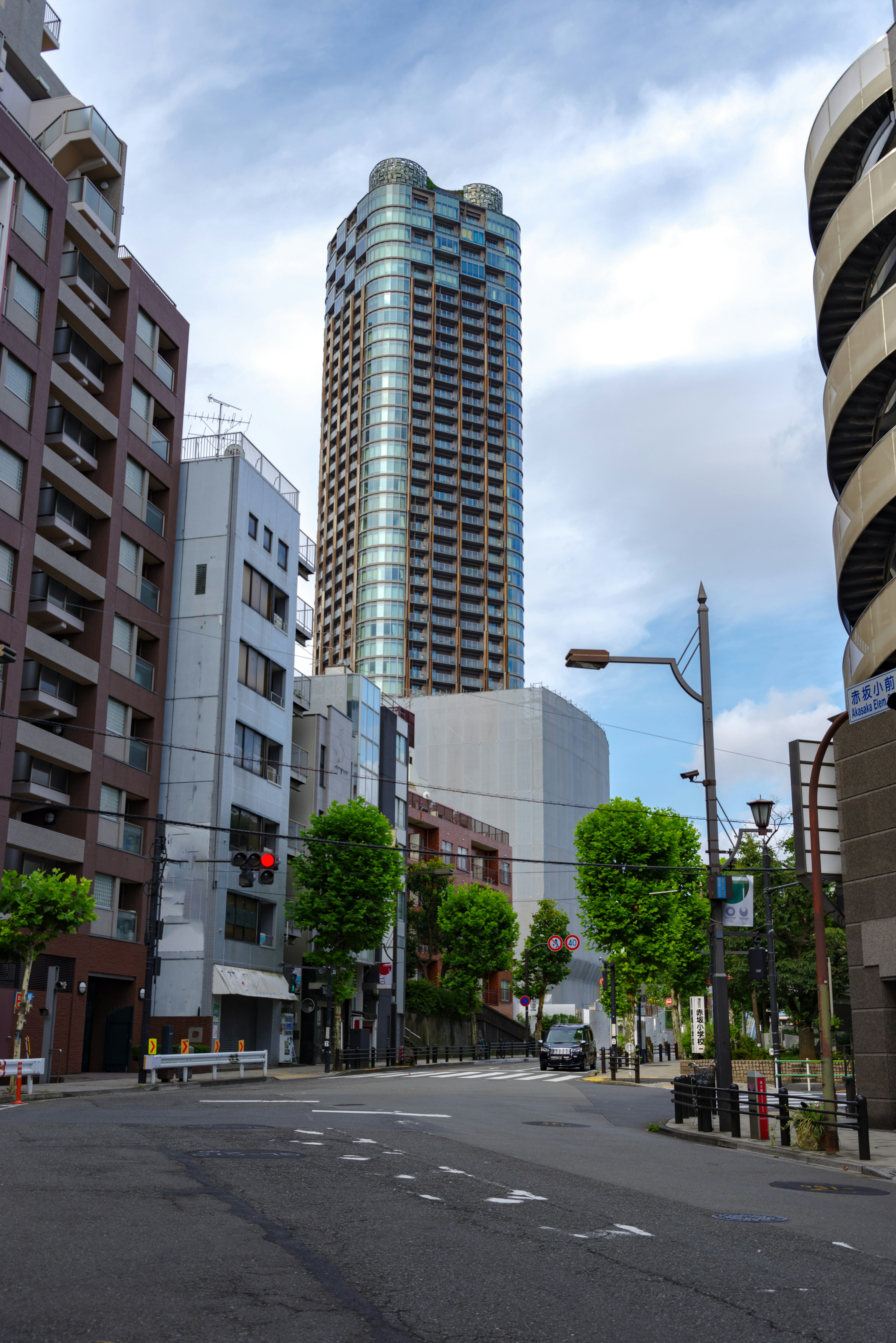 Paysage urbain avec un immeuble élevé et une architecture environnante sous un ciel dégagé