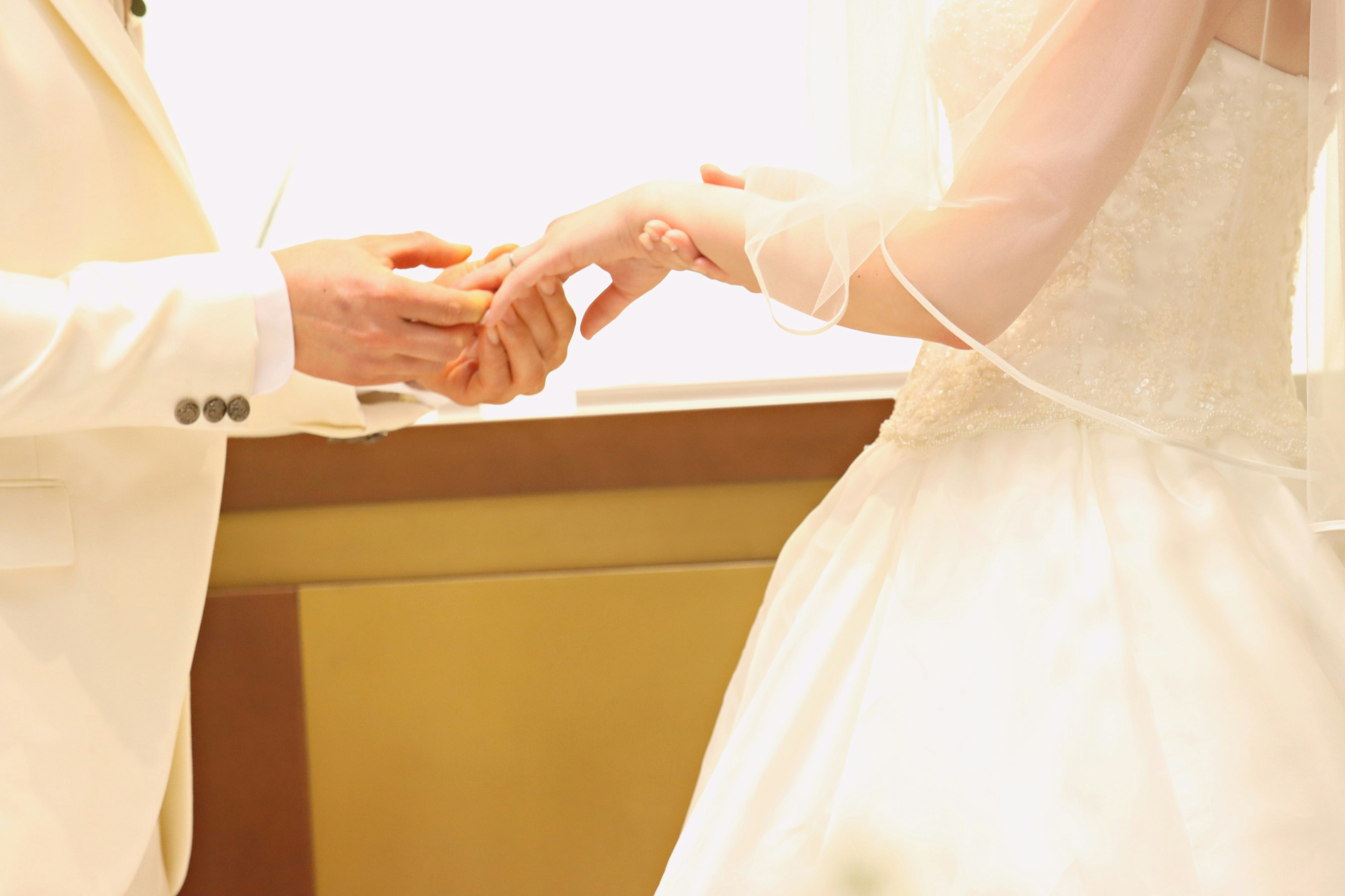 Manos de una pareja intercambiando anillos de boda