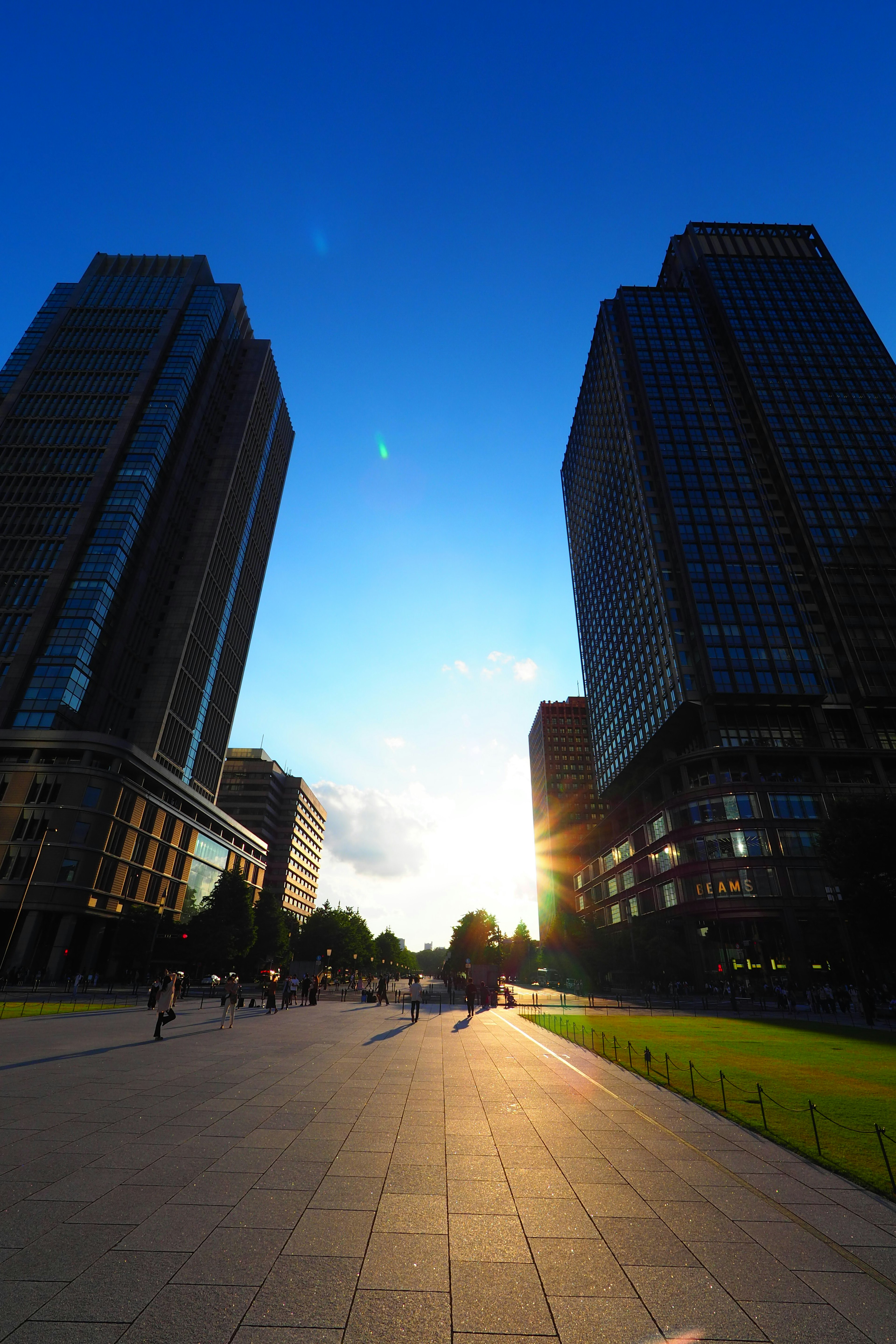 Paysage urbain avec des gratte-ciel silhouettés contre le coucher de soleil