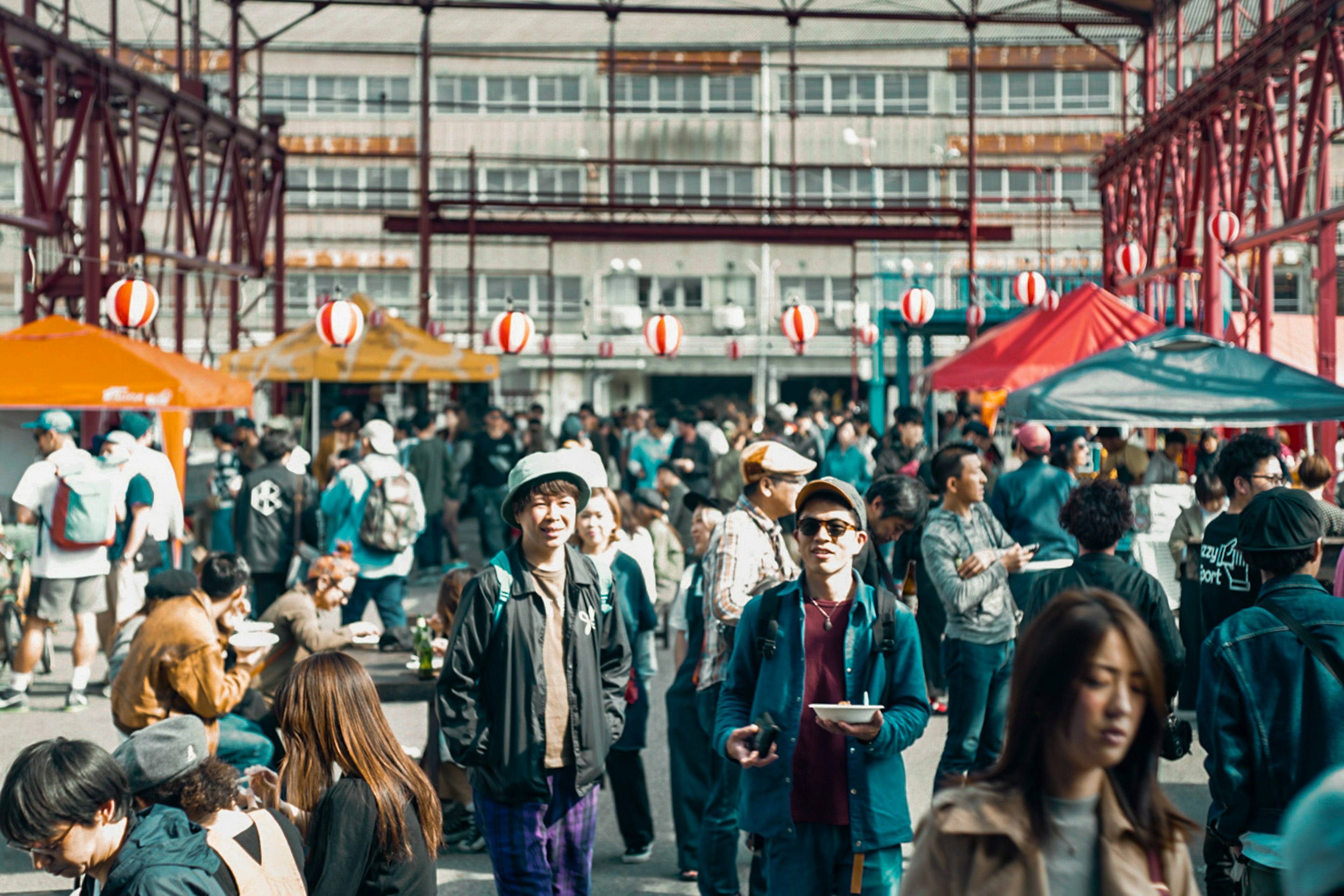 Foule de personnes dans un marché extérieur animé