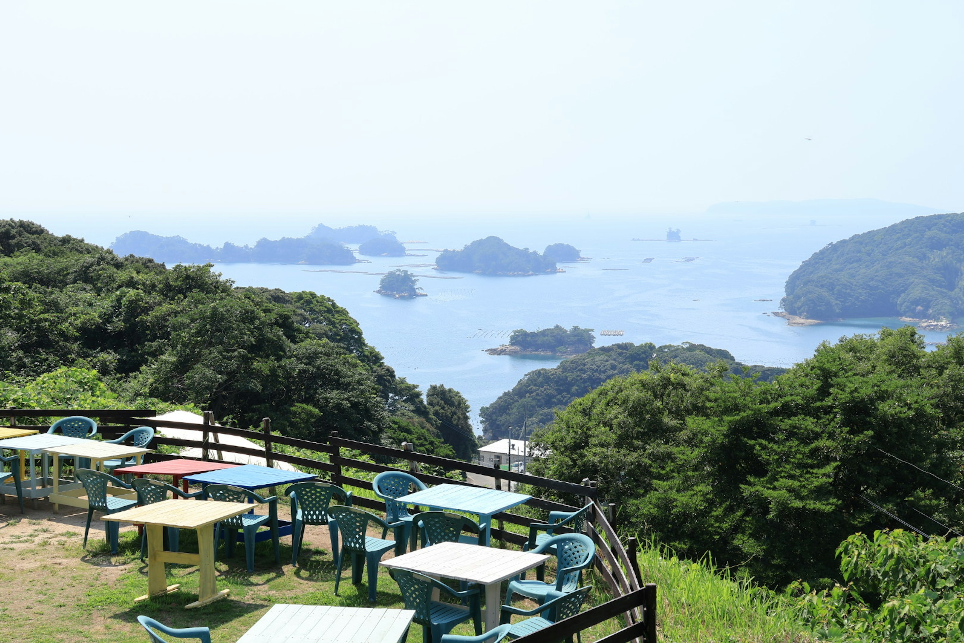 海の景色を望むテラス席が並ぶレストランの風景