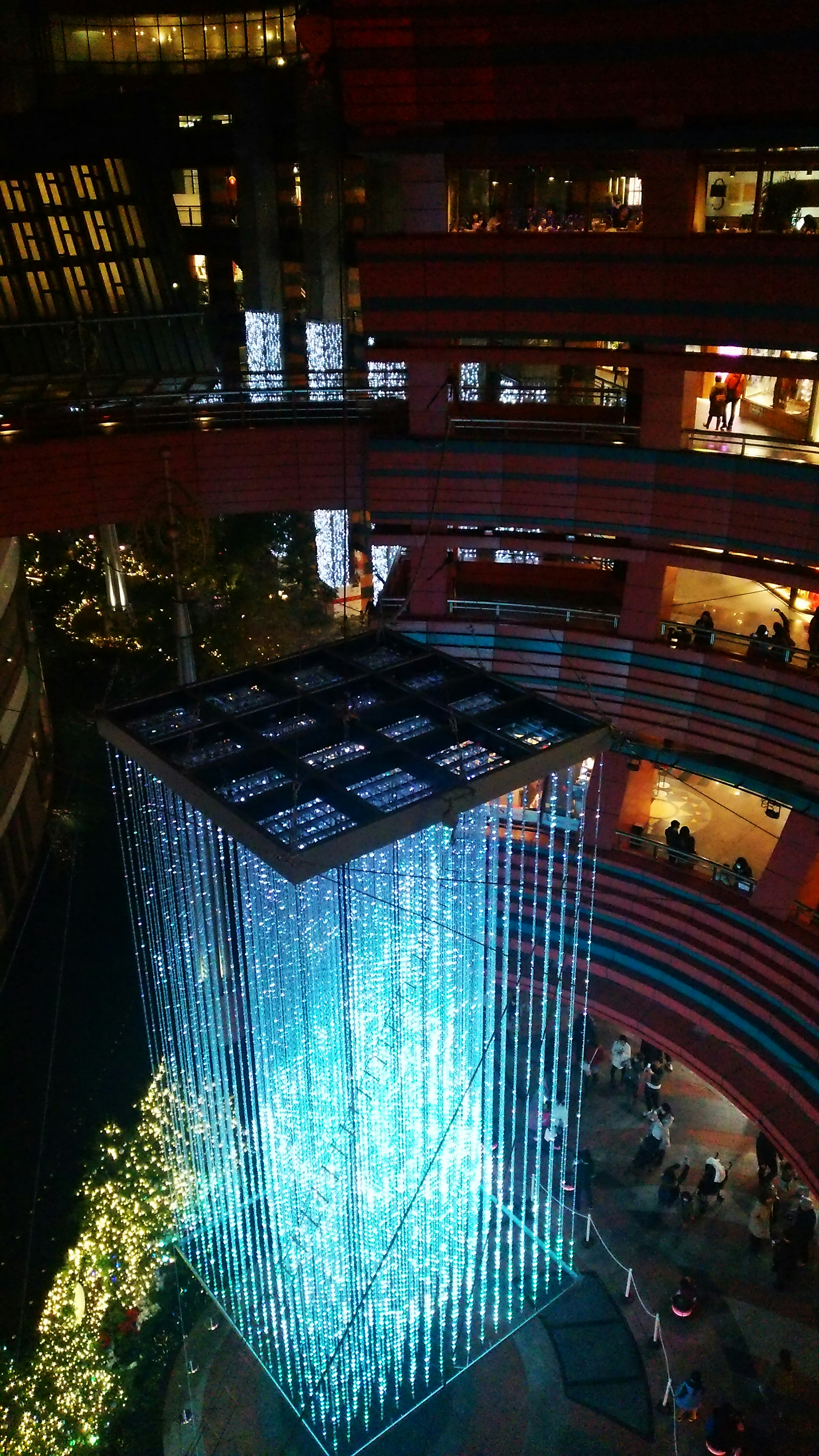 Installation artistique illuminée à l'intérieur d'un bâtiment moderne