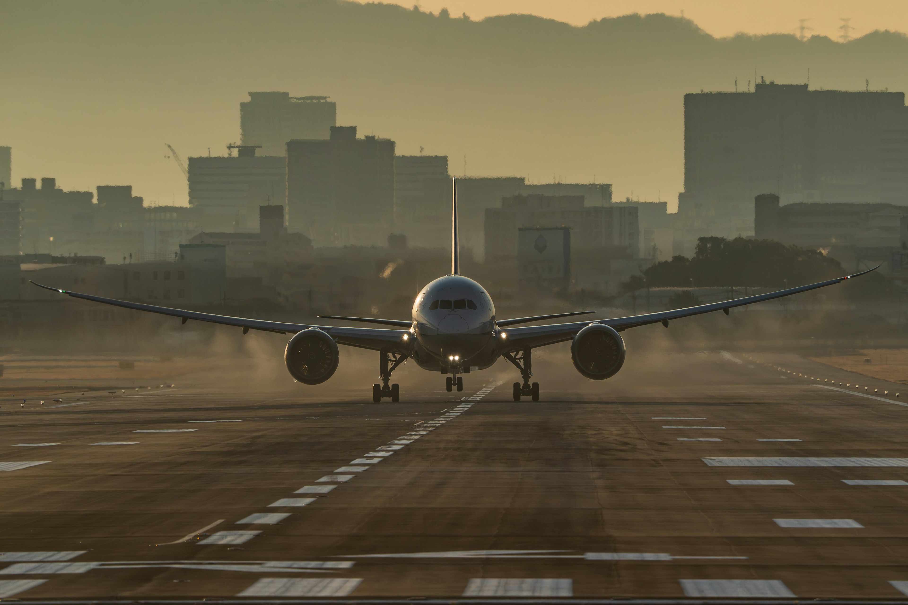 Flugzeug rollt bei Sonnenuntergang zur Landebahn