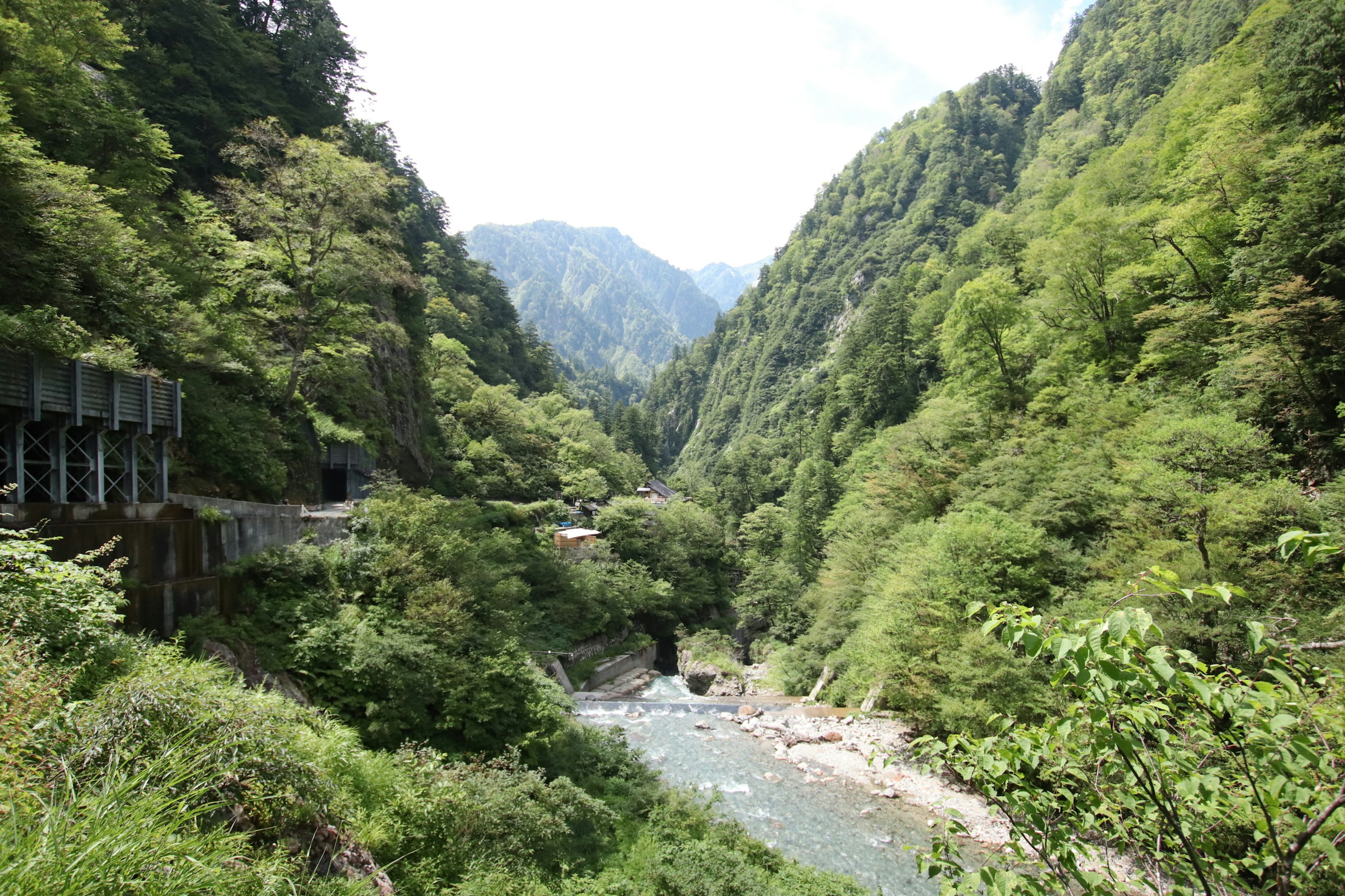 Hermoso paisaje con montañas verdes y un río que fluye