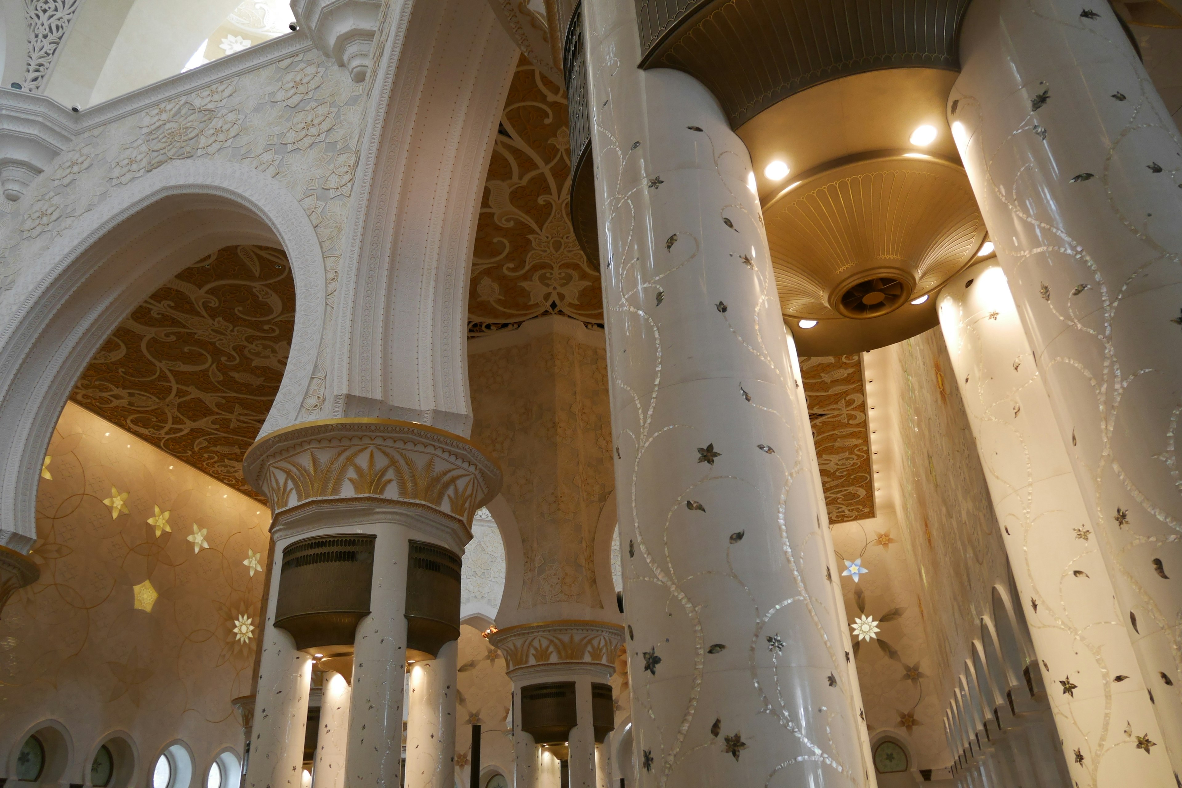 Intérieur d'un bâtiment avec de belles colonnes et un plafond somptueux