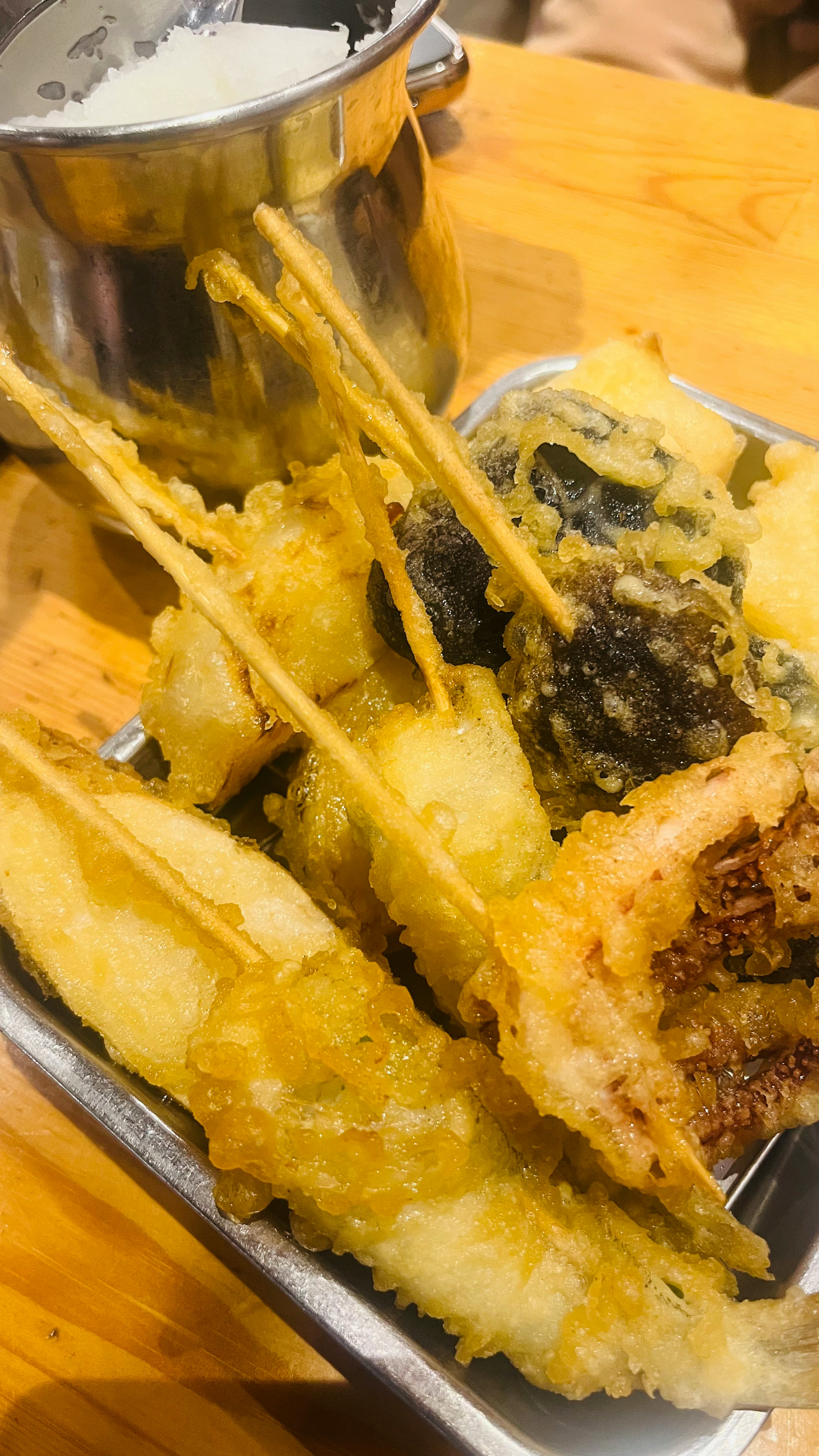 Platter of assorted tempura with rice