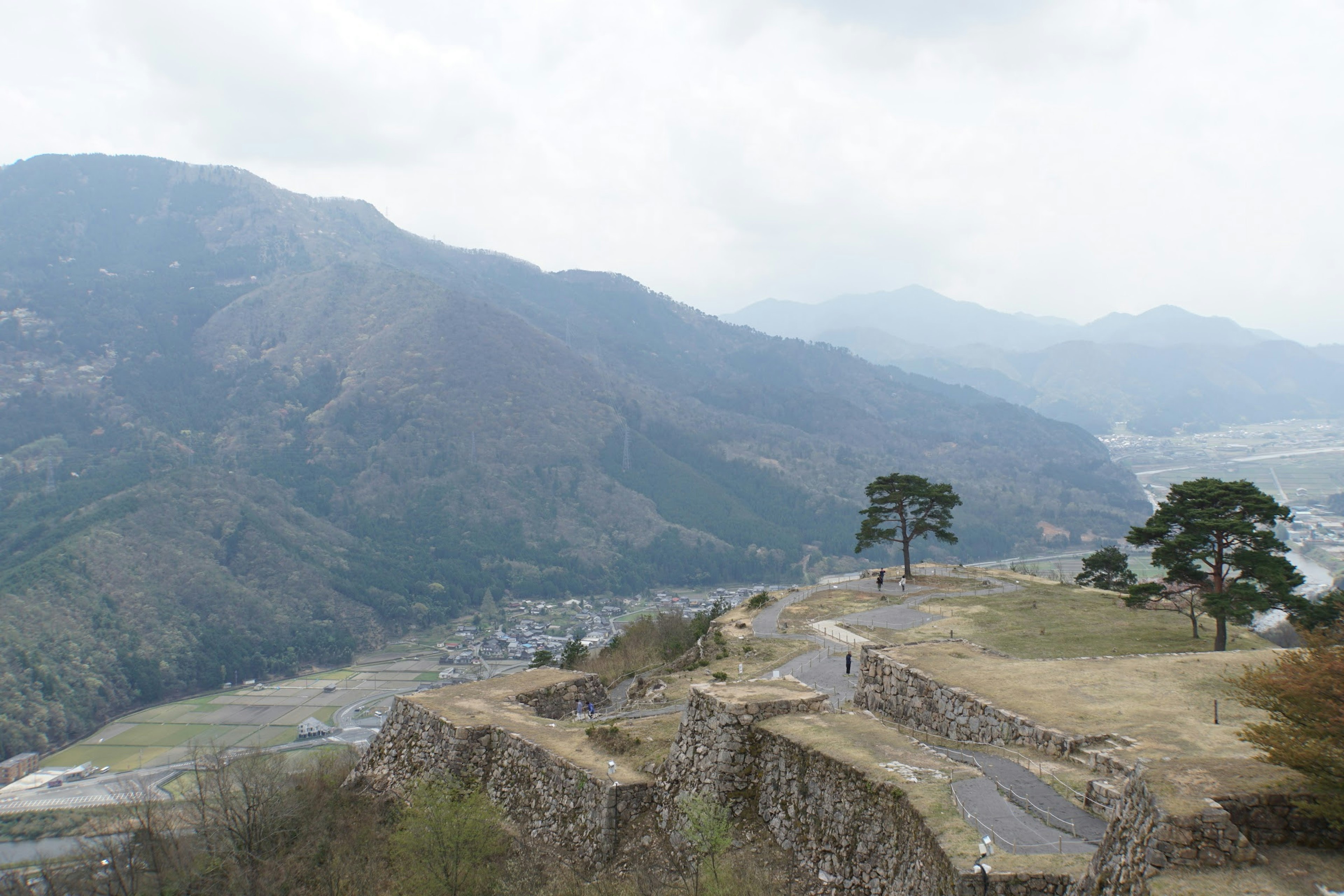 Vue panoramique des ruines d'un château sur les montagnes et la rivière