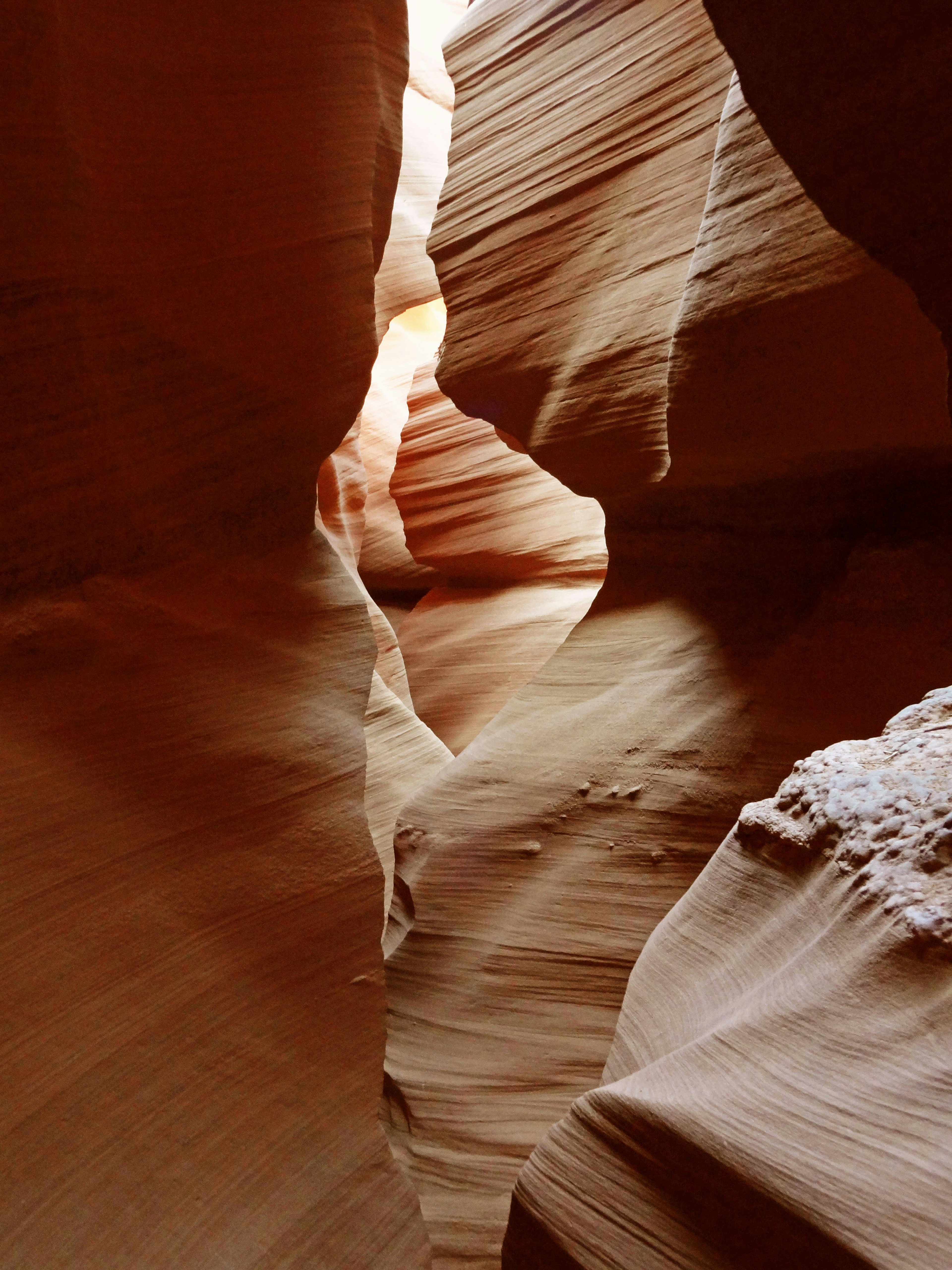 Dinding berlapis indah dari ngarai sempit di Antelope Canyon