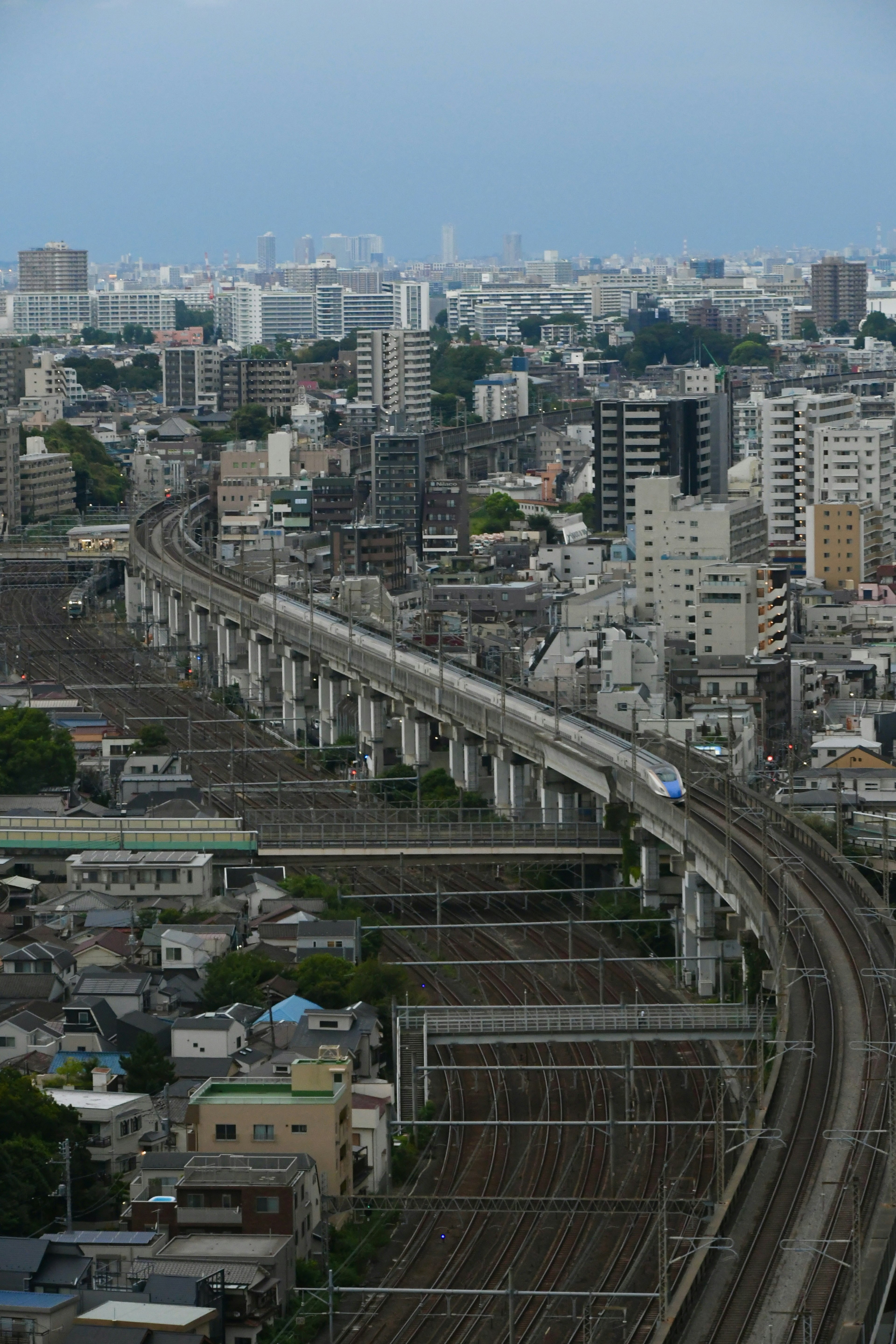 ทิวทัศน์เมืองพร้อมทางรถไฟยกระดับและอาคาร