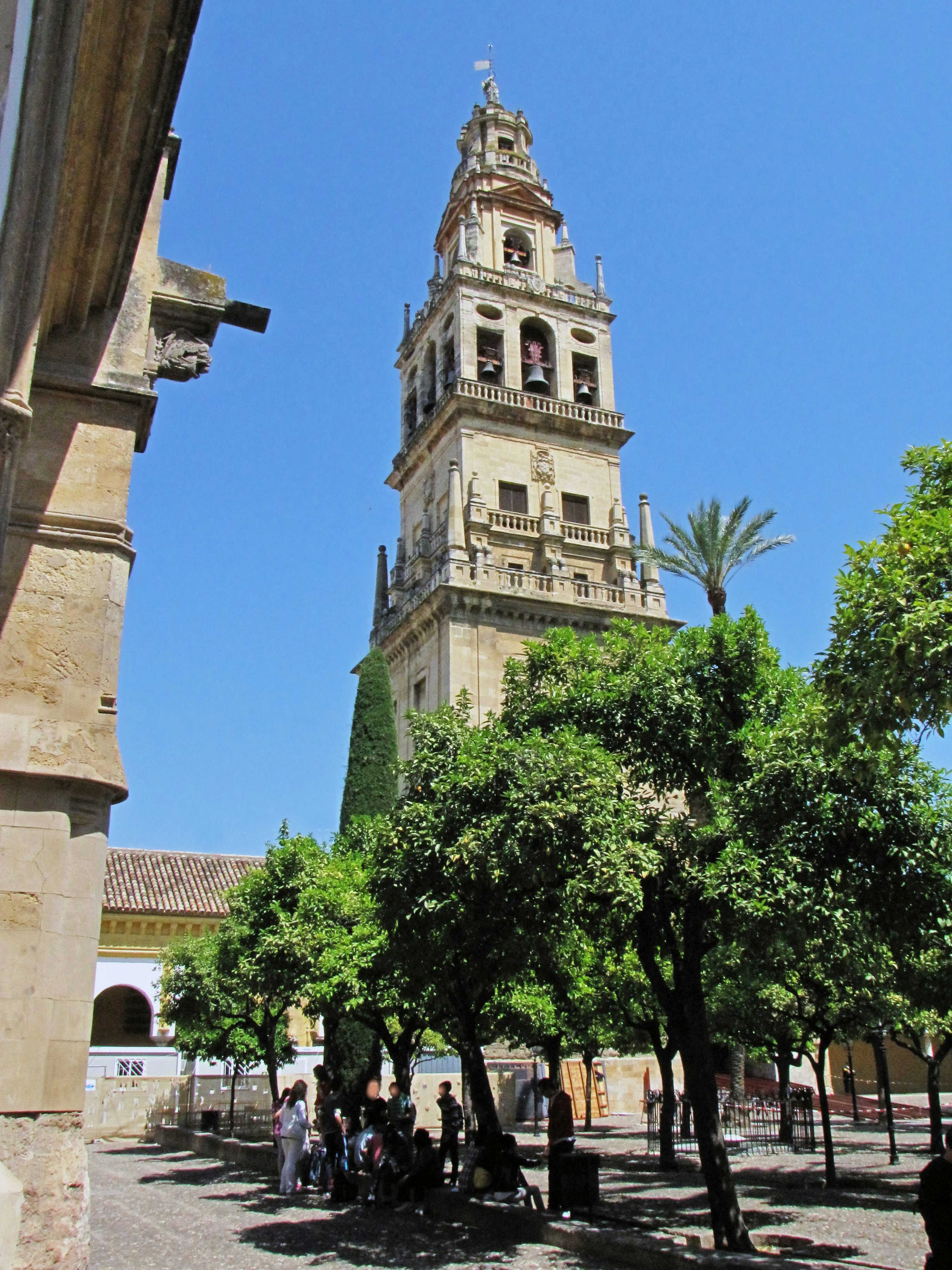 Menara lonceng Mezquita-Catedral Córdoba di bawah langit biru yang cerah