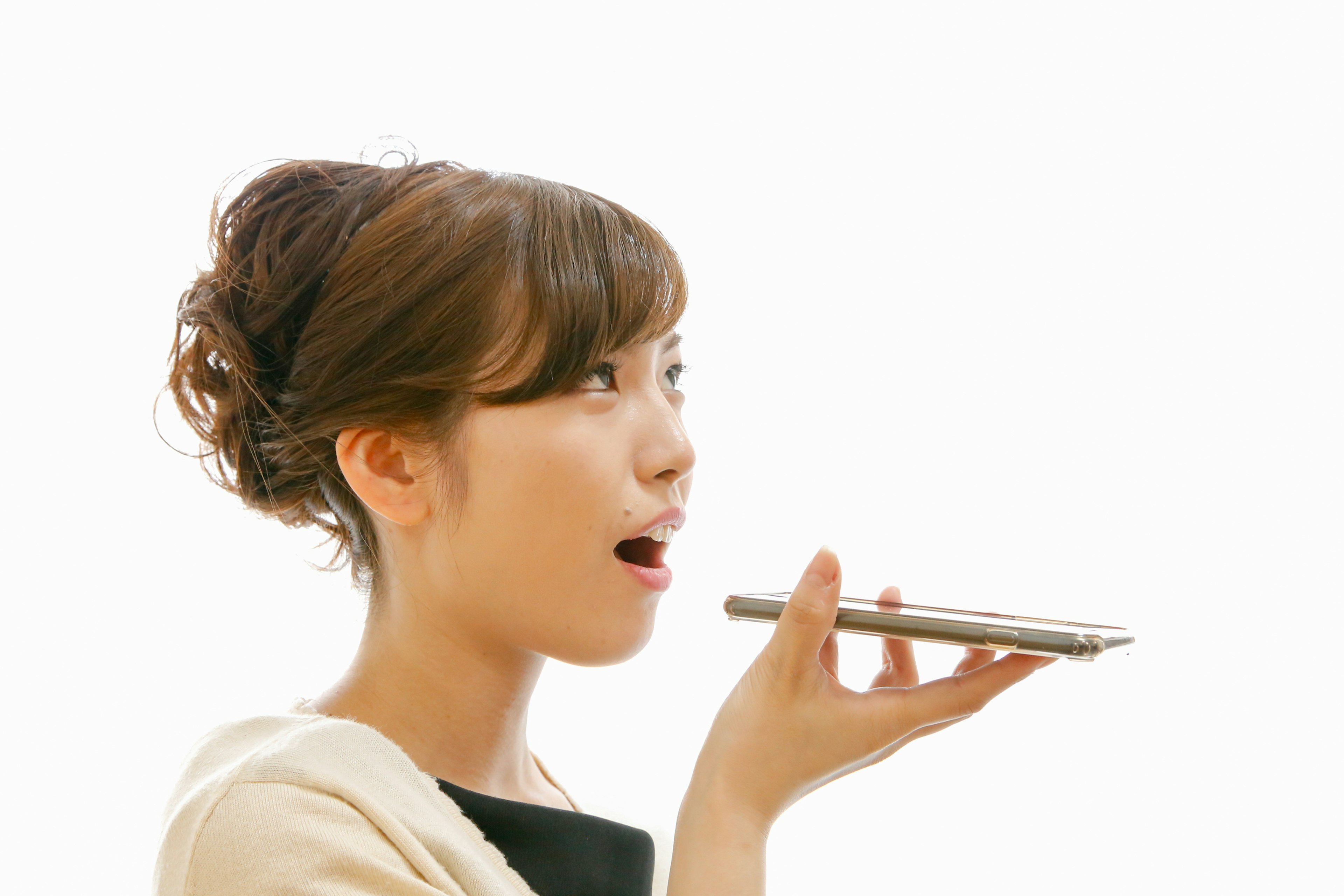 Una mujer hablando con un smartphone