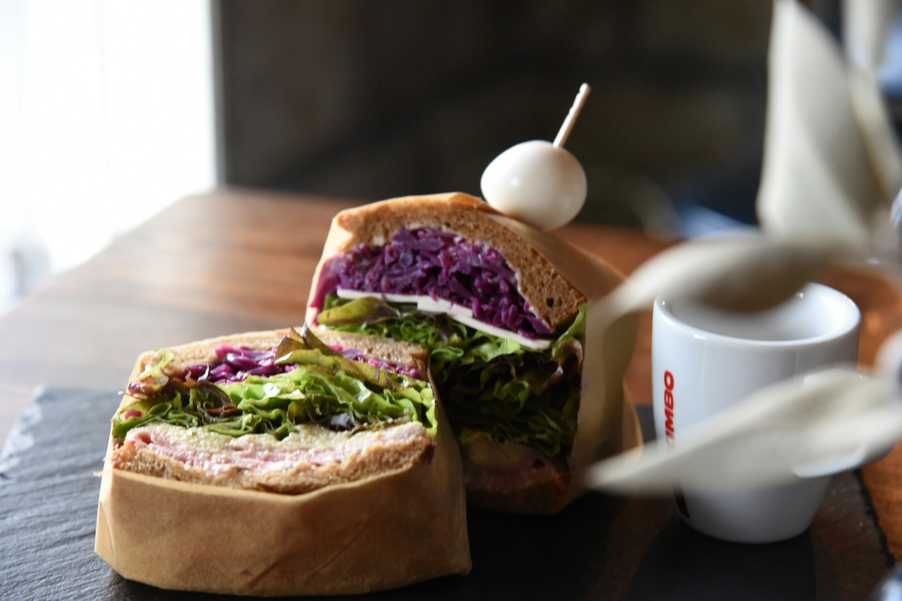 Sección transversal de un sándwich relleno de verduras coloridas