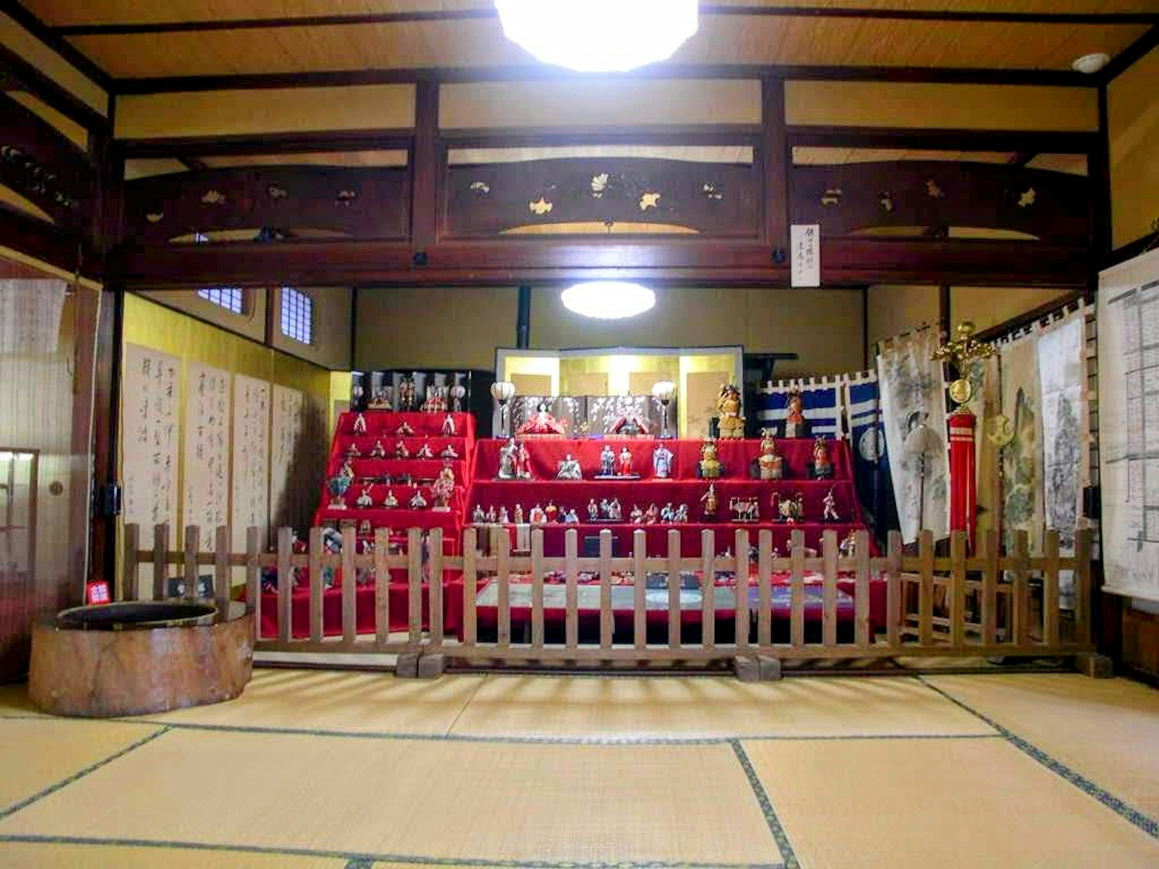 Intérieur japonais traditionnel affichant des poupées hina