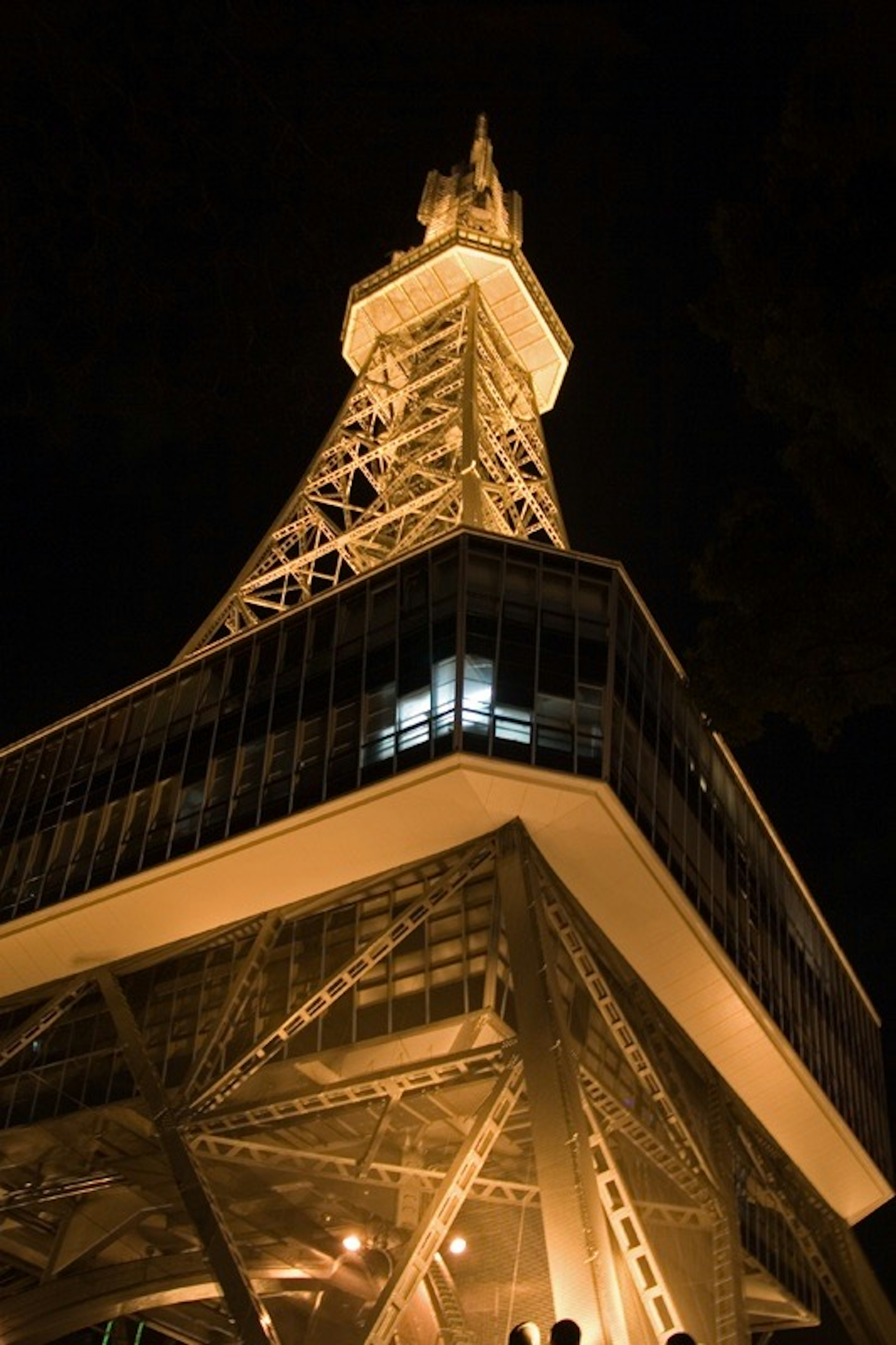 Vista nocturna de la torre de televisión de Nagoya desde abajo