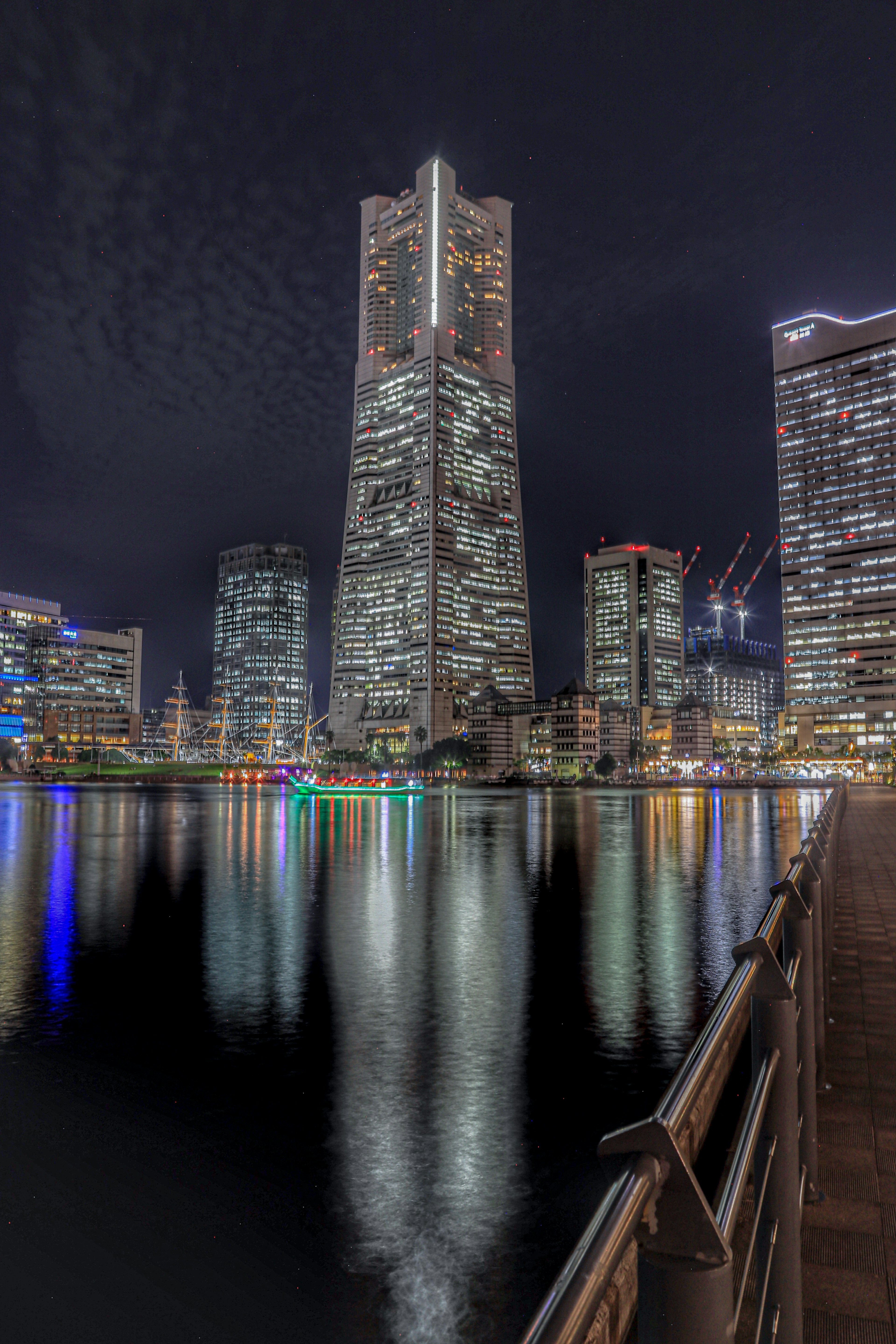 夜の横浜の高層ビル群が水面に映る美しい風景