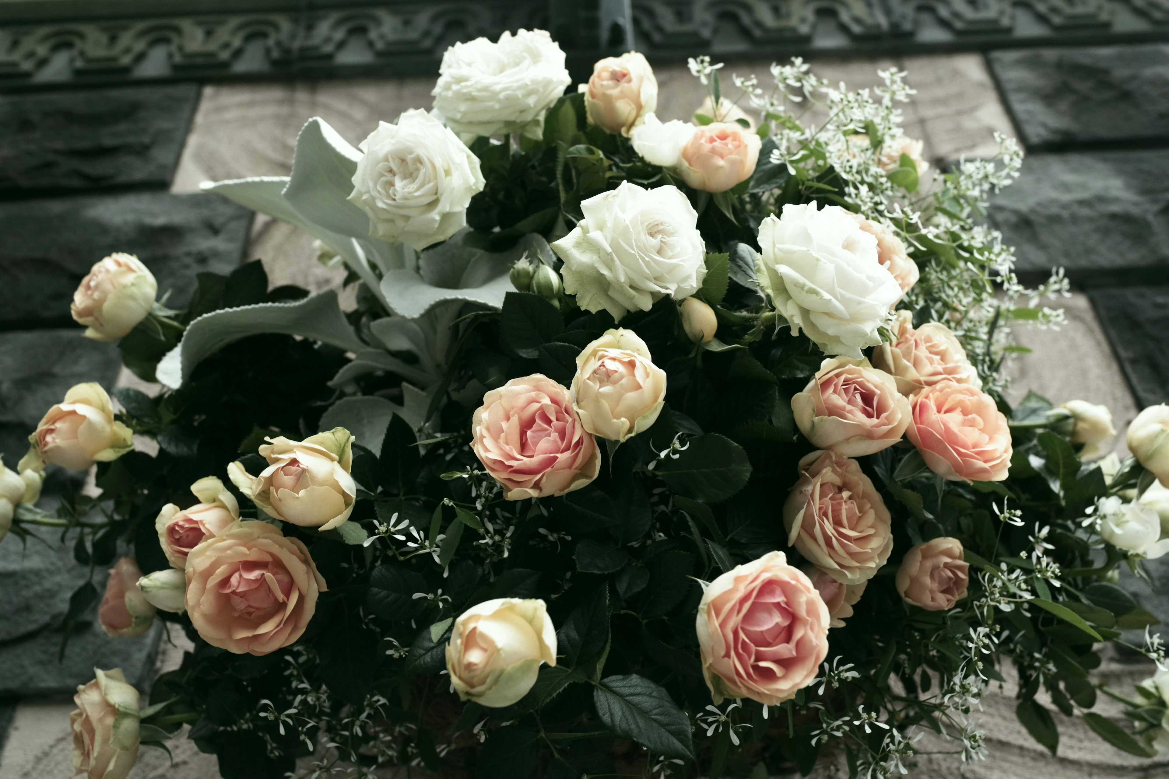 Un bellissimo bouquet con rose colorate e fiori bianchi