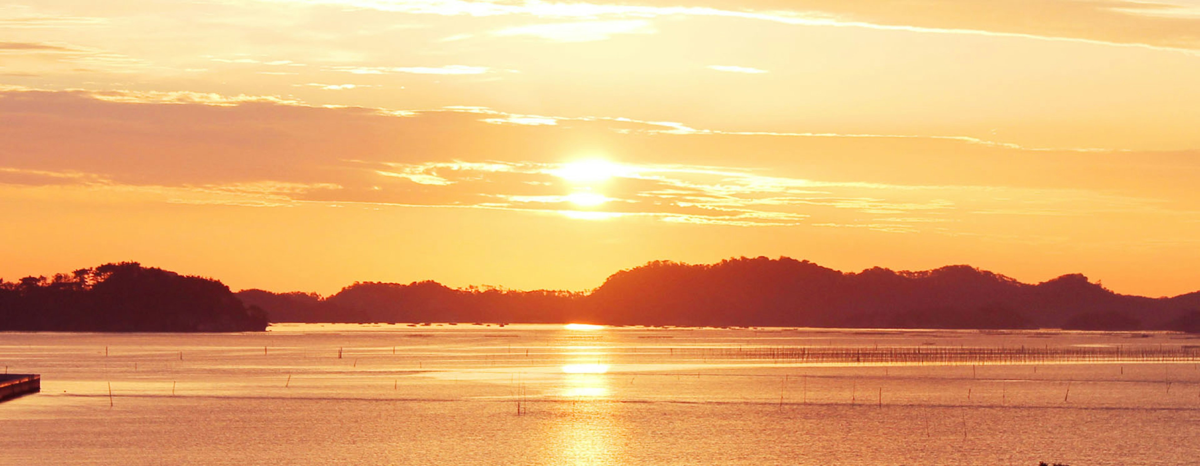 夕日の美しい景色と水面の反射