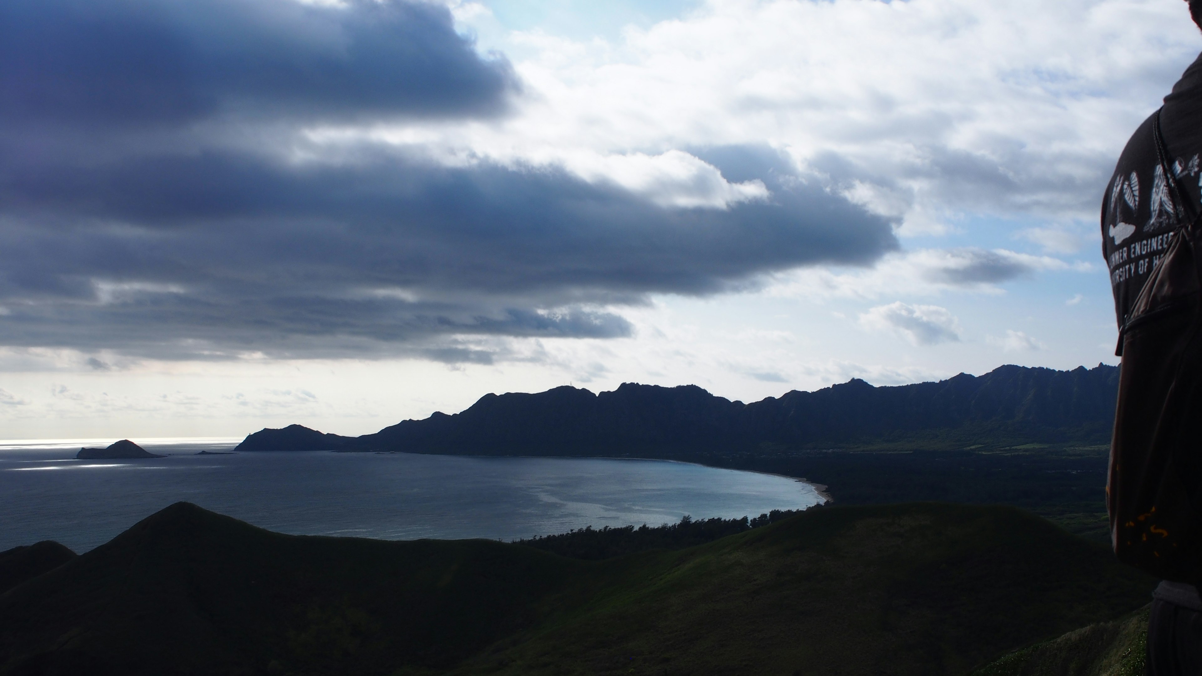 山の景色と海の景観を背景にした風景