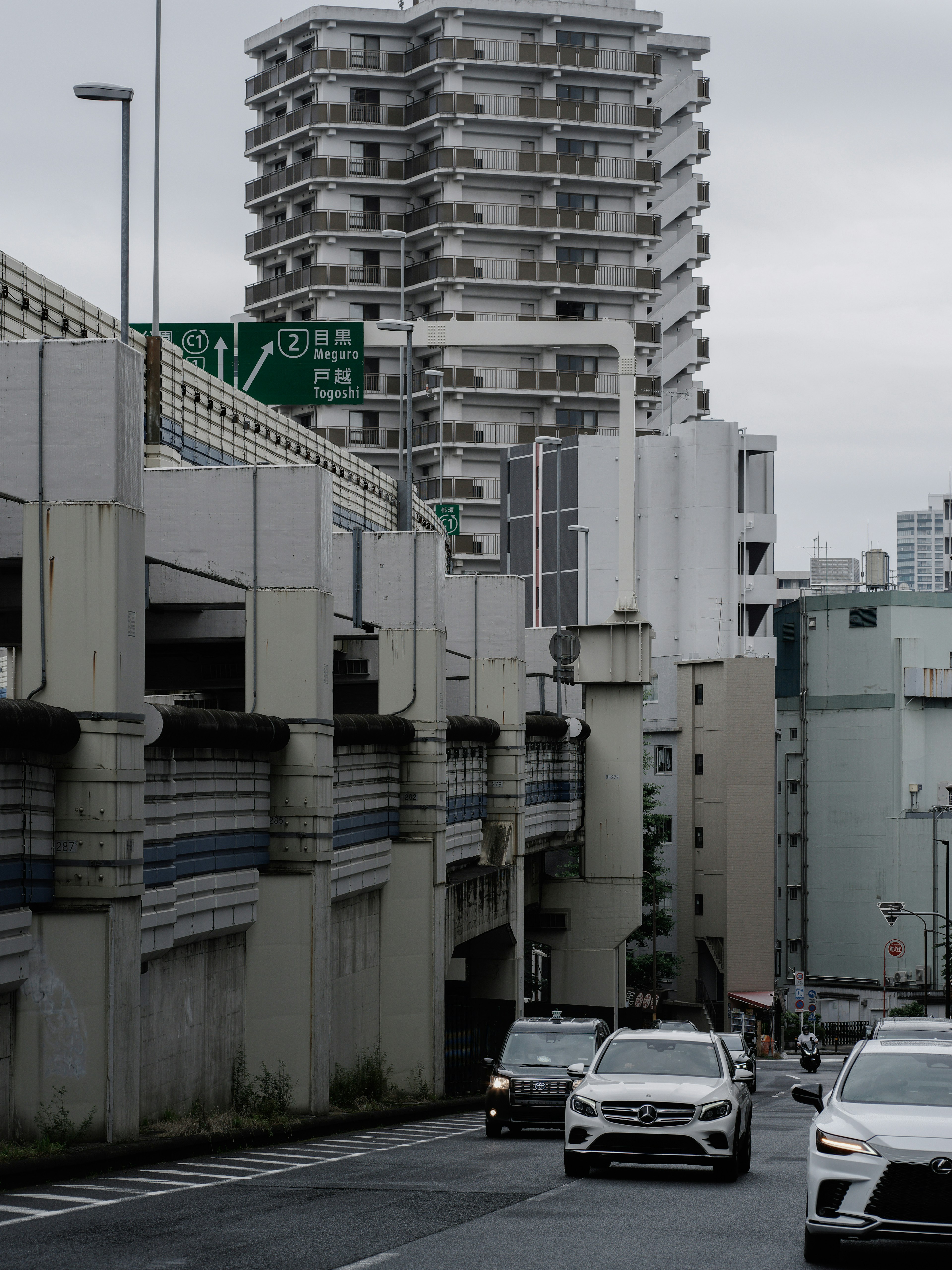 Paysage urbain avec des bâtiments de grande hauteur et une route