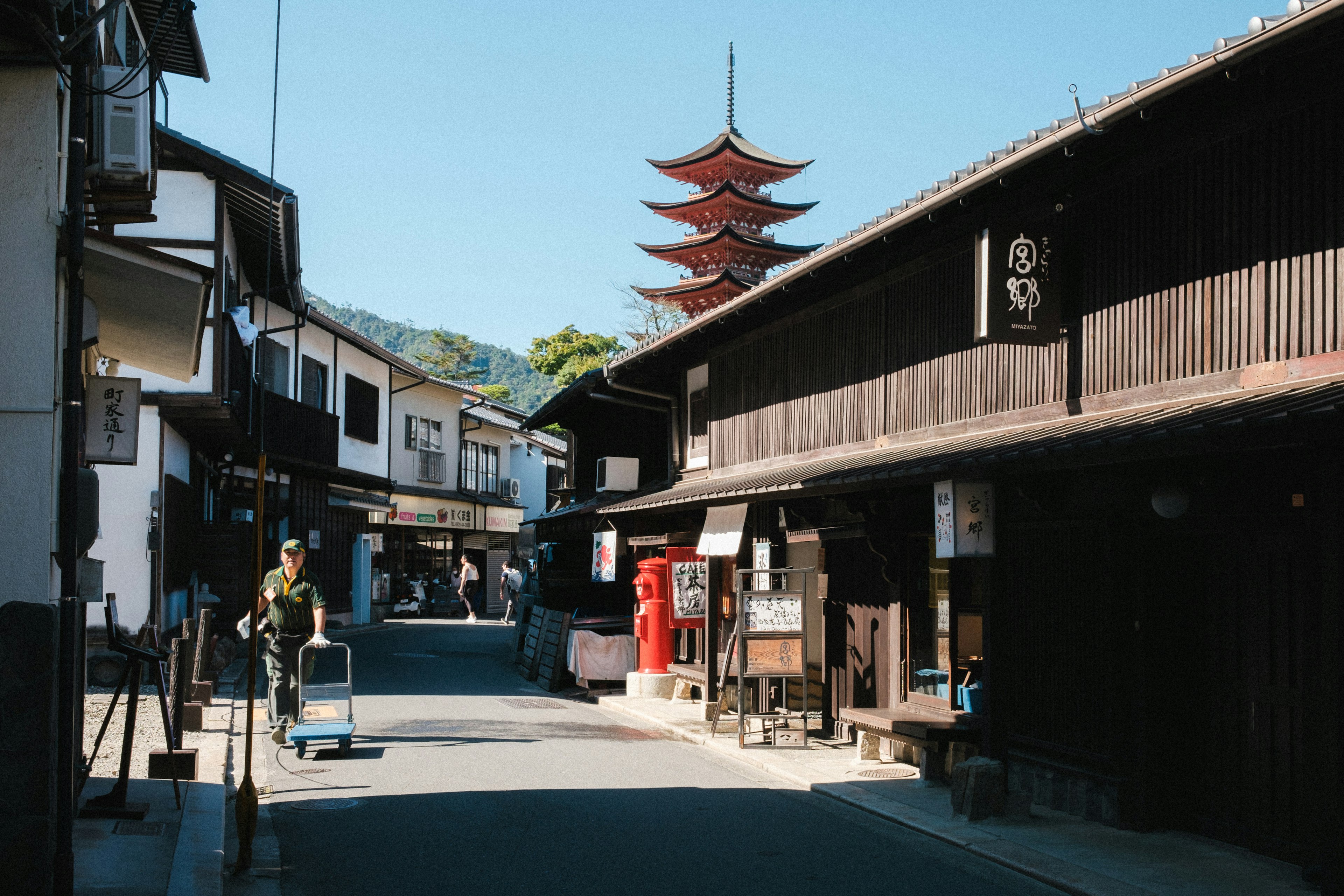 Scena di strada giapponese tradizionale con una pagoda sullo sfondo