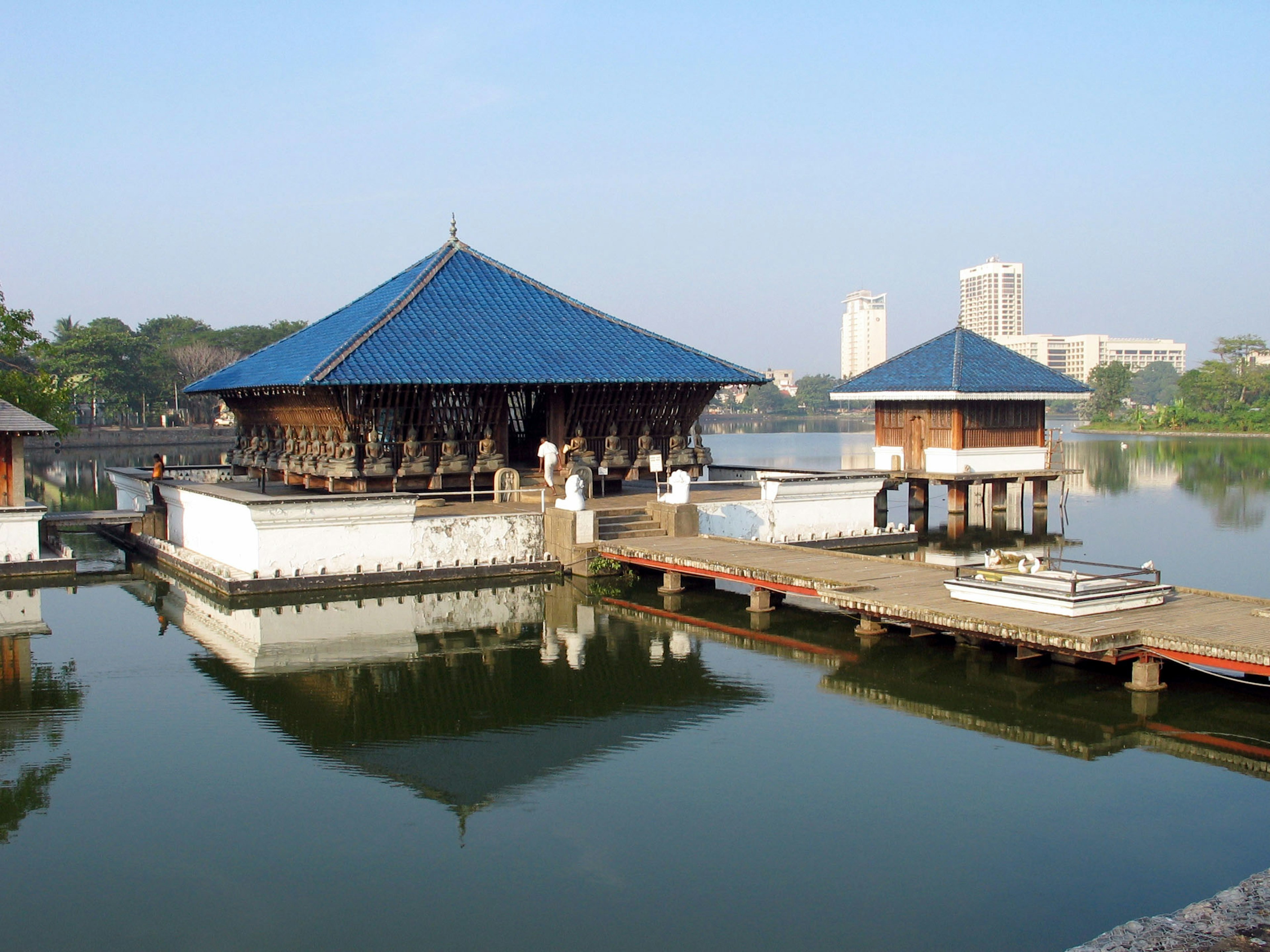 湖上傳統建築和藍色屋頂的涼亭