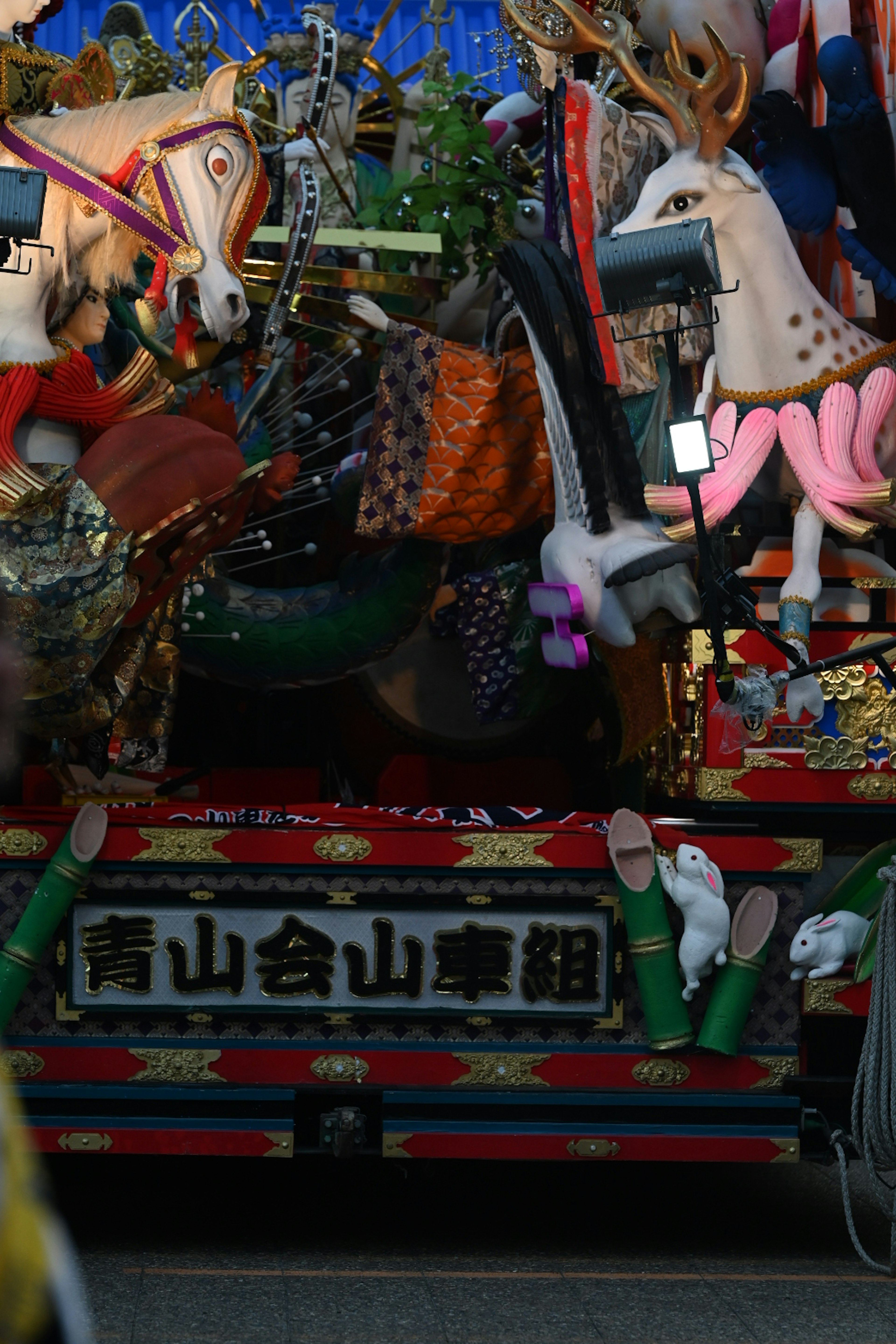 Char de festival coloré décoré de chevaux et de poupées